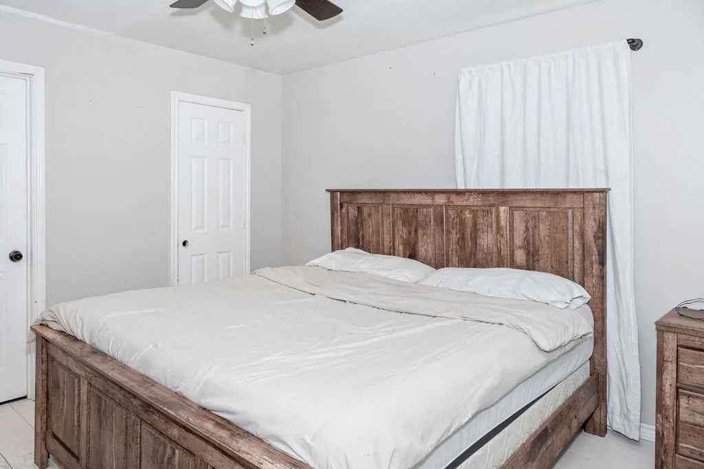 Single Family Residence For Sale in Grayson County , 487 S Waco Street, Van Alstyne, Texas 75495, 3 Bedroom, 3 Bathroom, 2 Garage spaces, 2,112 Sqft, built in 2000, mls#21336012, Real Estate Agent in Van Alstyne, Homes For Sale in Grayson county, Homes For Sale in Van Alstyne, Realtor in Van Alstyne Texas, Real Estate Brokerage Independent Realty Texas, Luminita Cordes Realtor