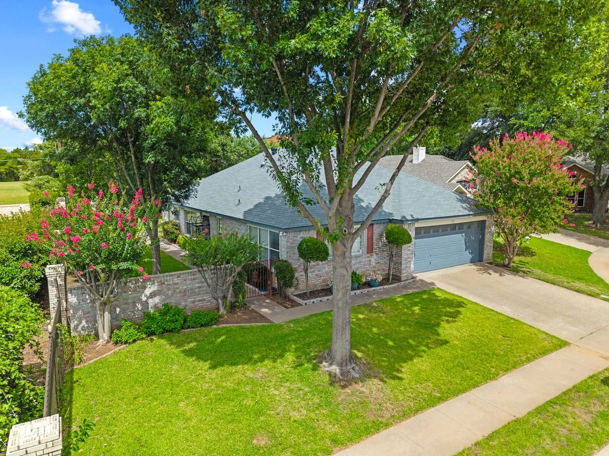 Single Family Residence For Sale in Tarrant County , 1812 Realistic Court, Bedford, Texas 76021, 2 Bedroom, 2 Bathroom, 2 Garage spaces, 1,747 Sqft, built in 1990, mls#21335974, Real Estate Agent in Bedford, Homes For Sale in Tarrant county, Homes For Sale in Bedford, Realtor in Bedford Texas, Real Estate Brokerage Independent Realty Texas, Luminita Cordes Realtor