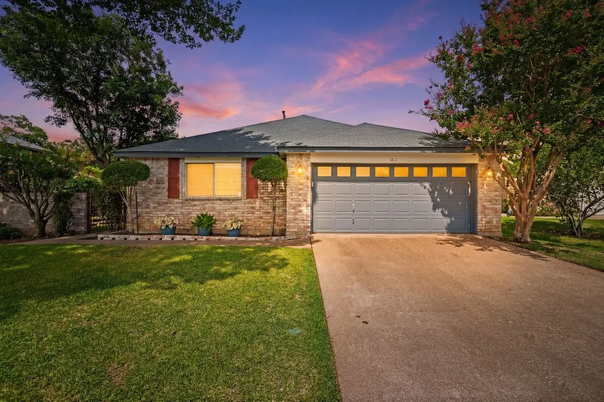 Single Family Residence For Sale in Tarrant County , 1812 Realistic Court, Bedford, Texas 76021, 2 Bedroom, 2 Bathroom, 2 Garage spaces, 1,747 Sqft, built in 1990, mls#21335974, Real Estate Agent in Bedford, Homes For Sale in Tarrant county, Homes For Sale in Bedford, Realtor in Bedford Texas, Real Estate Brokerage Independent Realty Texas, Luminita Cordes Realtor