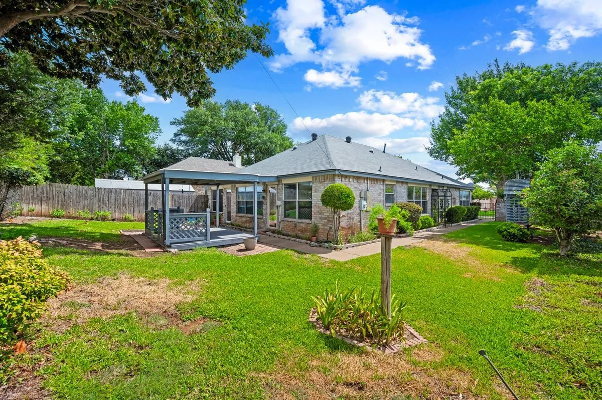 Single Family Residence For Sale in Tarrant County , 1812 Realistic Court, Bedford, Texas 76021, 2 Bedroom, 2 Bathroom, 2 Garage spaces, 1,747 Sqft, built in 1990, mls#21335974, Real Estate Agent in Bedford, Homes For Sale in Tarrant county, Homes For Sale in Bedford, Realtor in Bedford Texas, Real Estate Brokerage Independent Realty Texas, Luminita Cordes Realtor