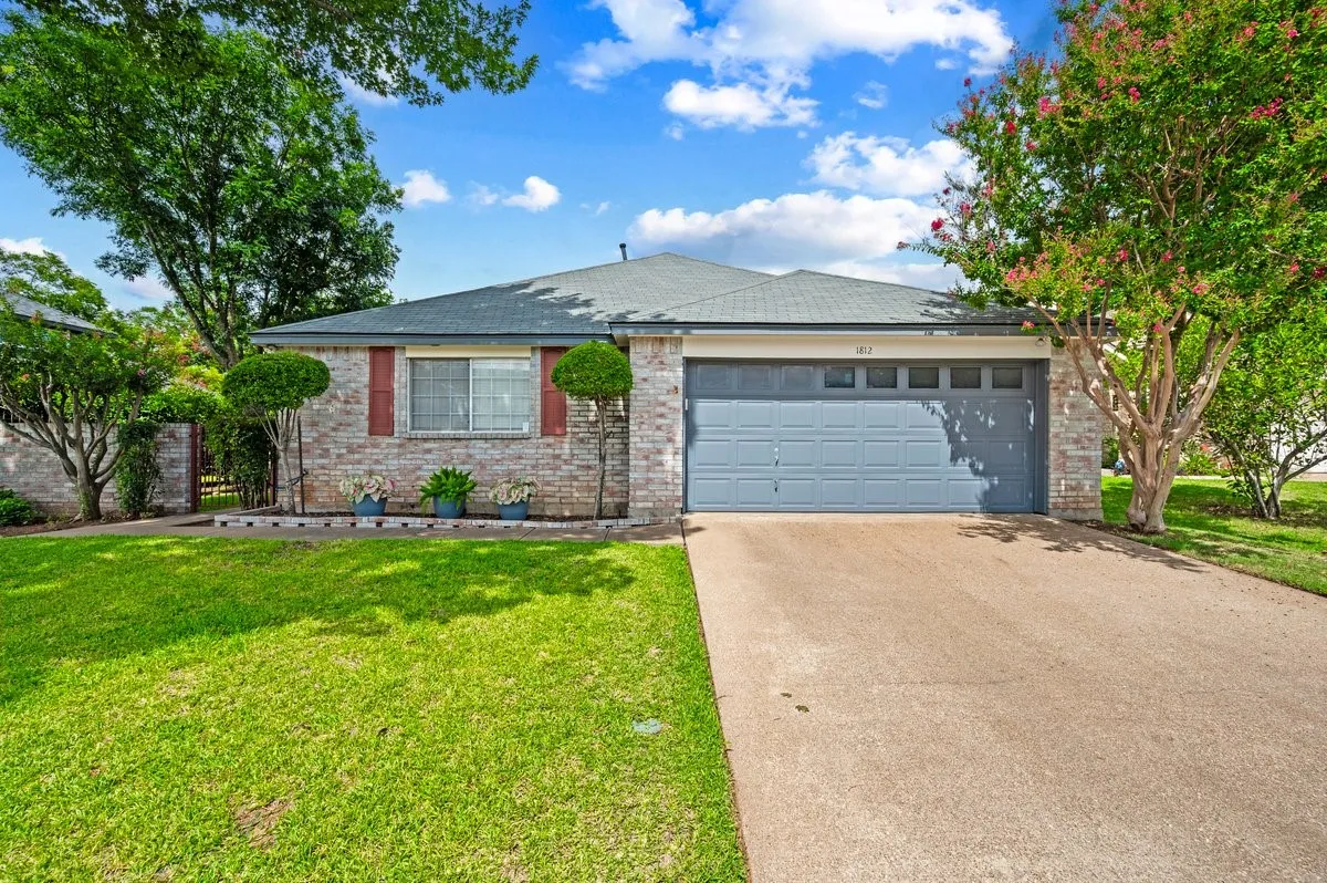 Single Family Residence For Sale in Tarrant County , 1812 Realistic Court, Bedford, Texas 76021, 2 Bedroom, 2 Bathroom, 2 Garage spaces, 1,747 Sqft, built in 1990, mls#21335974, Real Estate Agent in Bedford, Homes For Sale in Tarrant county, Homes For Sale in Bedford, Realtor in Bedford Texas, Real Estate Brokerage Independent Realty Texas, Luminita Cordes Realtor
