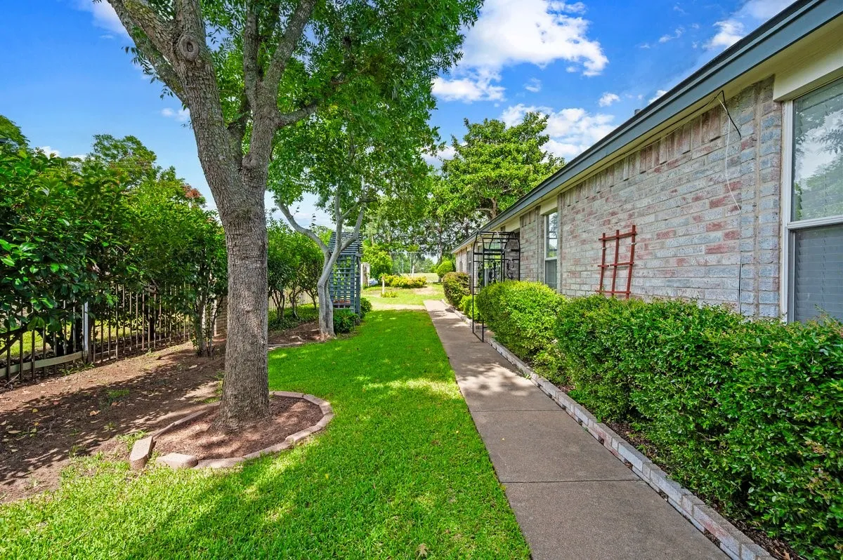 Single Family Residence For Sale in Tarrant County , 1812 Realistic Court, Bedford, Texas 76021, 2 Bedroom, 2 Bathroom, 2 Garage spaces, 1,747 Sqft, built in 1990, mls#21335974, Real Estate Agent in Bedford, Homes For Sale in Tarrant county, Homes For Sale in Bedford, Realtor in Bedford Texas, Real Estate Brokerage Independent Realty Texas, Luminita Cordes Realtor
