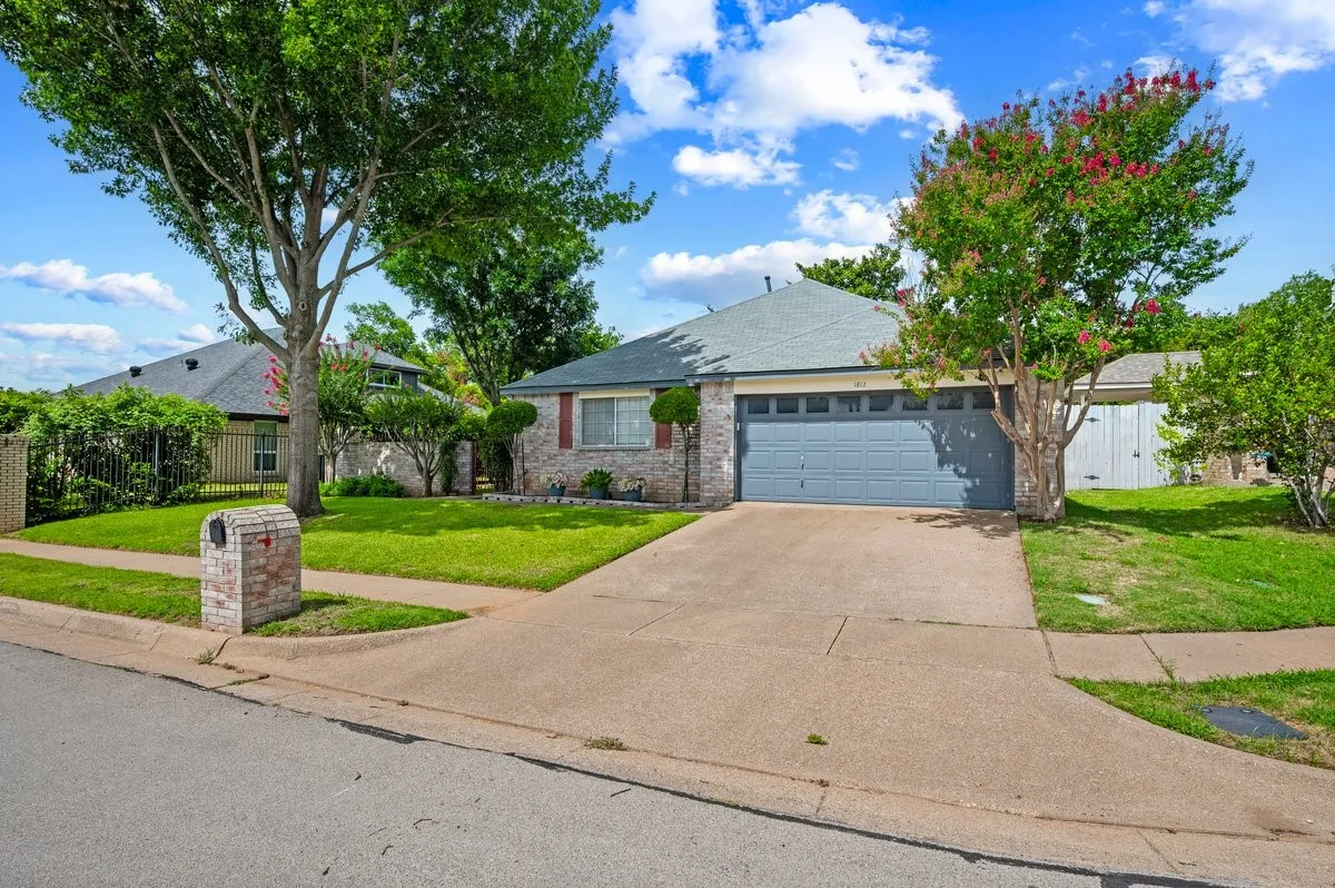 Single Family Residence For Sale in Tarrant County , 1812 Realistic Court, Bedford, Texas 76021, 2 Bedroom, 2 Bathroom, 2 Garage spaces, 1,747 Sqft, built in 1990, mls#21335974, Real Estate Agent in Bedford, Homes For Sale in Tarrant county, Homes For Sale in Bedford, Realtor in Bedford Texas, Real Estate Brokerage Independent Realty Texas, Luminita Cordes Realtor