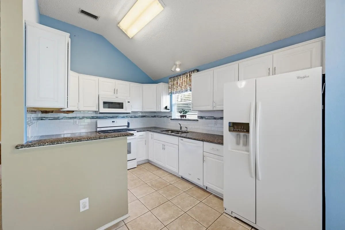 Single Family Residence For Sale in Tarrant County , 1812 Realistic Court, Bedford, Texas 76021, 2 Bedroom, 2 Bathroom, 2 Garage spaces, 1,747 Sqft, built in 1990, mls#21335974, Real Estate Agent in Bedford, Homes For Sale in Tarrant county, Homes For Sale in Bedford, Realtor in Bedford Texas, Real Estate Brokerage Independent Realty Texas, Luminita Cordes Realtor