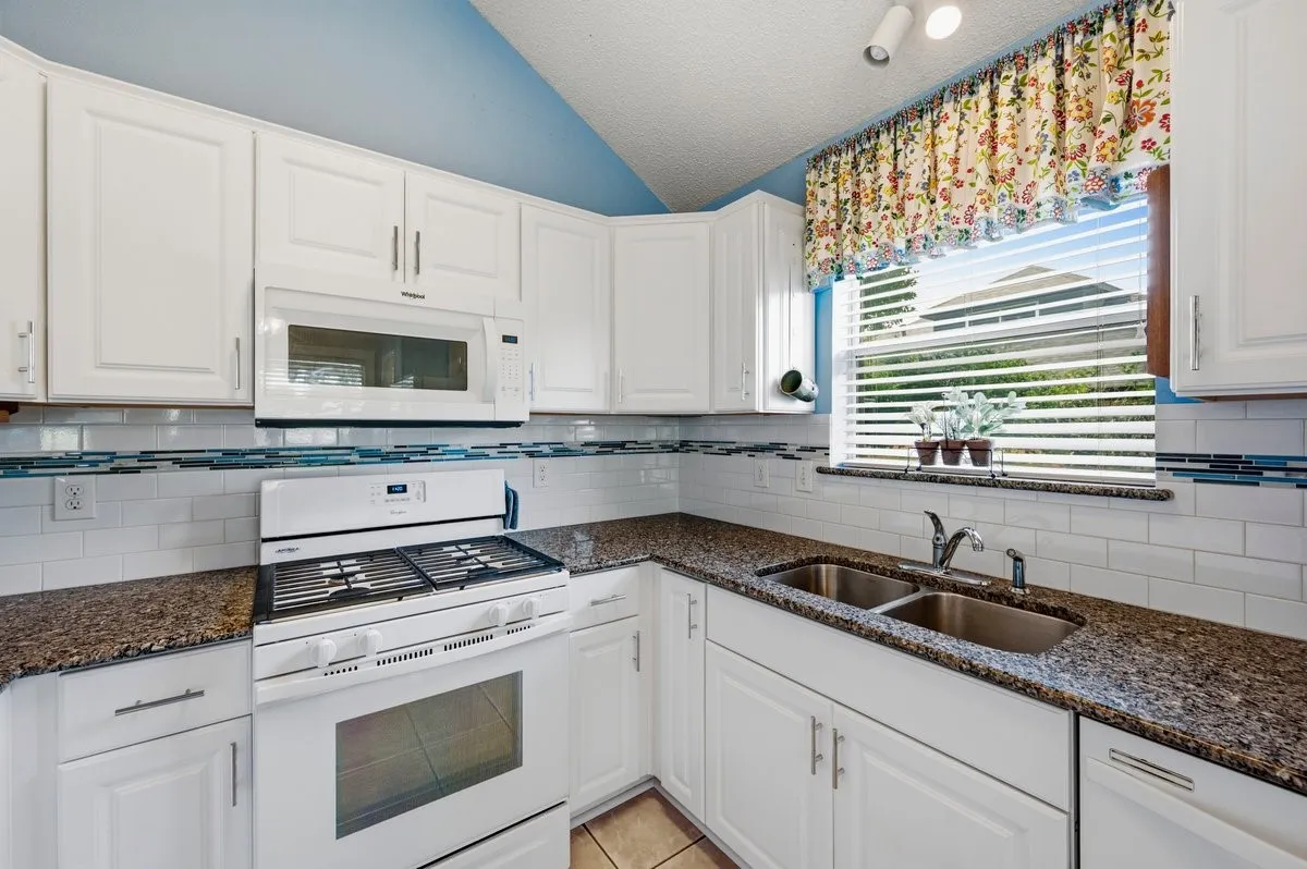 Single Family Residence For Sale in Tarrant County , 1812 Realistic Court, Bedford, Texas 76021, 2 Bedroom, 2 Bathroom, 2 Garage spaces, 1,747 Sqft, built in 1990, mls#21335974, Real Estate Agent in Bedford, Homes For Sale in Tarrant county, Homes For Sale in Bedford, Realtor in Bedford Texas, Real Estate Brokerage Independent Realty Texas, Luminita Cordes Realtor