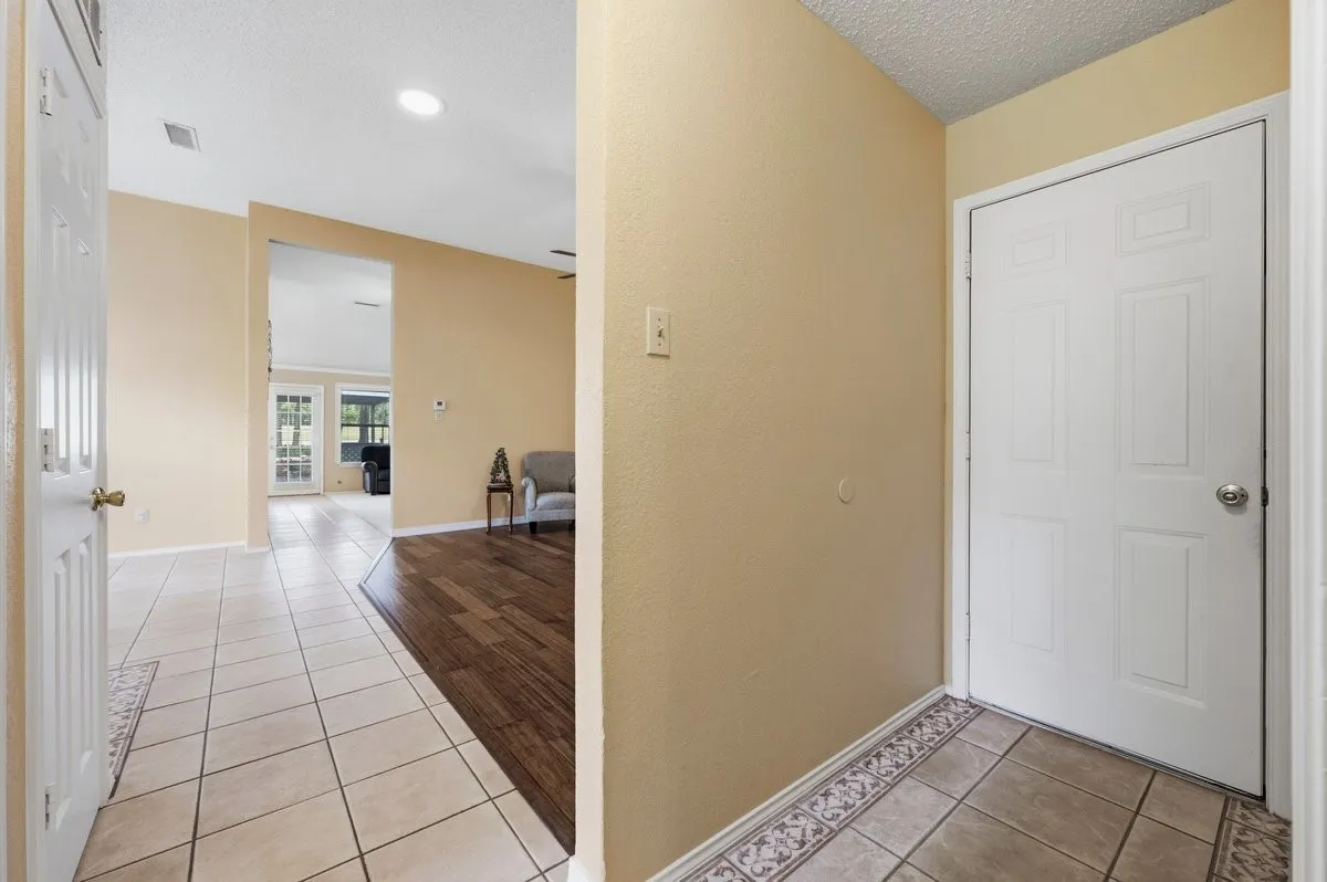 Single Family Residence For Sale in Tarrant County , 1812 Realistic Court, Bedford, Texas 76021, 2 Bedroom, 2 Bathroom, 2 Garage spaces, 1,747 Sqft, built in 1990, mls#21335974, Real Estate Agent in Bedford, Homes For Sale in Tarrant county, Homes For Sale in Bedford, Realtor in Bedford Texas, Real Estate Brokerage Independent Realty Texas, Luminita Cordes Realtor
