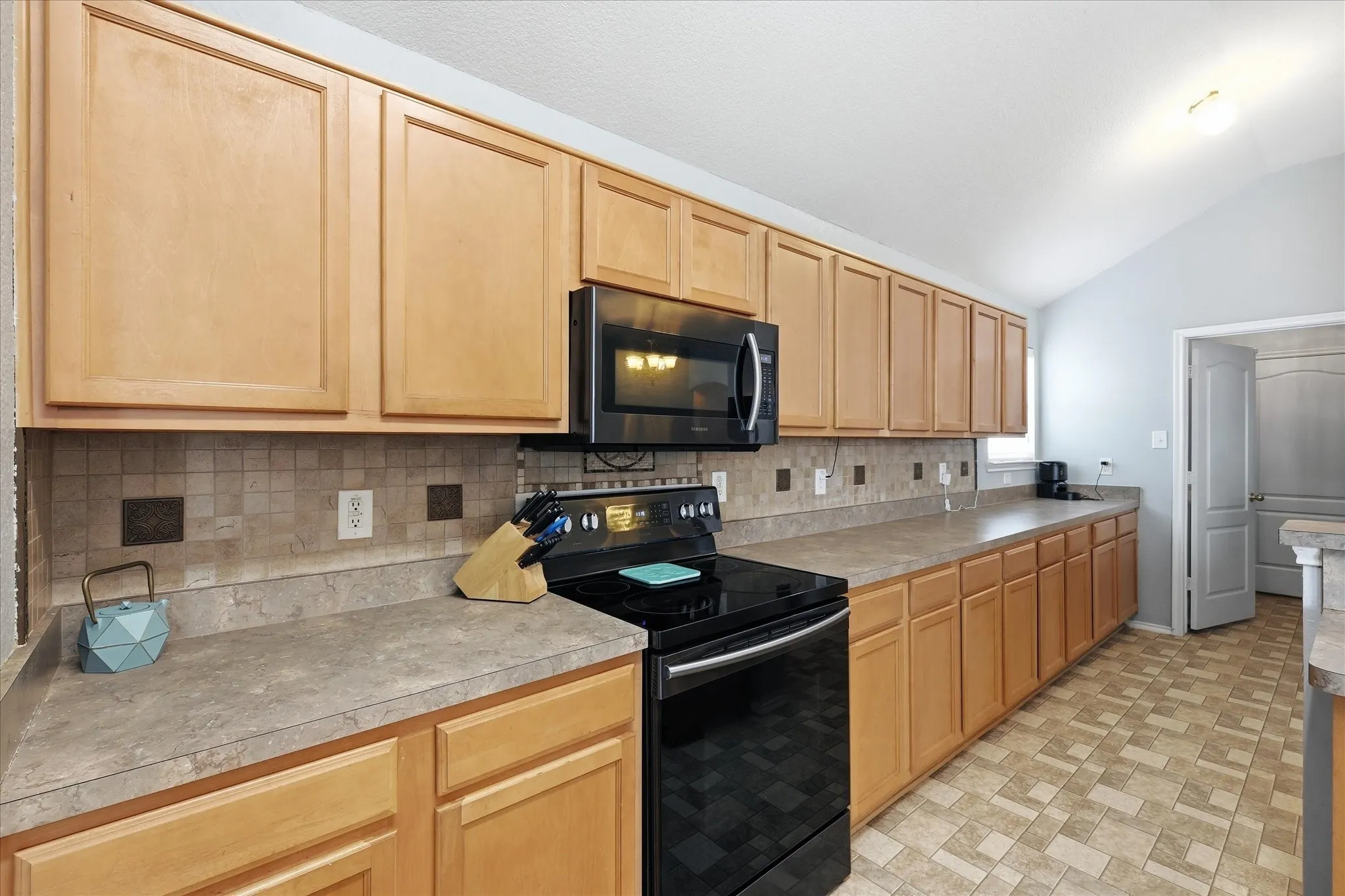 Single Family Residence For Sale in Wise County , 117 Hampton Court, Rhome, Texas 76078, 3 Bedroom, 2 Bathroom, 2 Garage spaces, 1,614 Sqft, built in 2006, mls#21336018, Real Estate Agent in Rhome, Homes For Sale in Wise county, Homes For Sale in Rhome, Realtor in Rhome Texas, Real Estate Brokerage Independent Realty Texas, Luminita Cordes Realtor