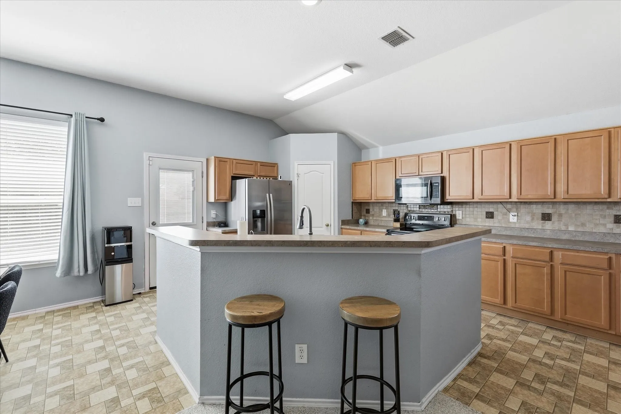 Single Family Residence For Sale in Wise County , 117 Hampton Court, Rhome, Texas 76078, 3 Bedroom, 2 Bathroom, 2 Garage spaces, 1,614 Sqft, built in 2006, mls#21336018, Real Estate Agent in Rhome, Homes For Sale in Wise county, Homes For Sale in Rhome, Realtor in Rhome Texas, Real Estate Brokerage Independent Realty Texas, Luminita Cordes Realtor
