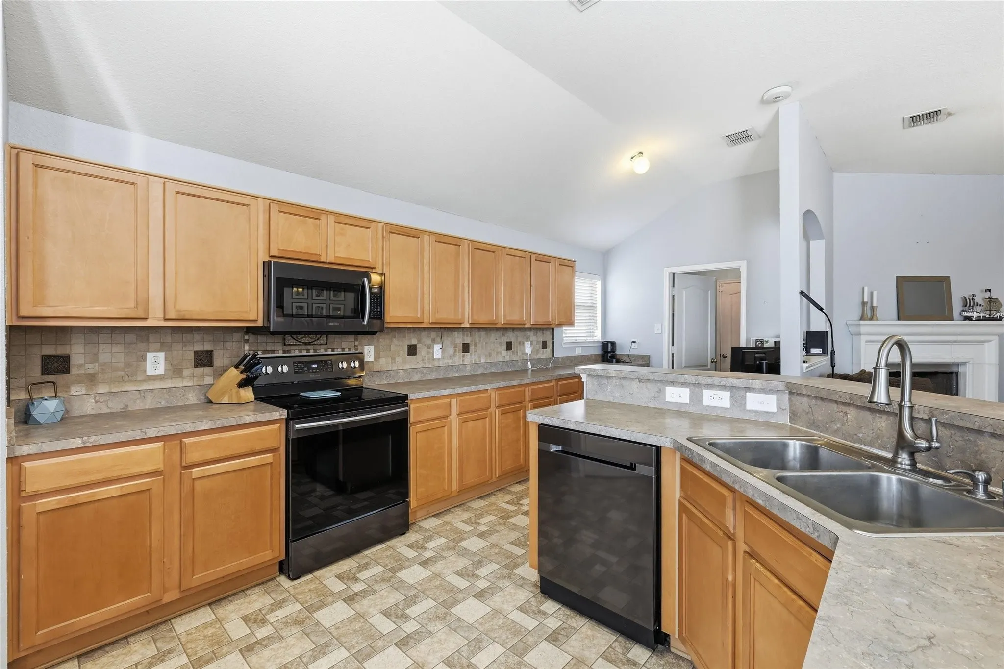 Single Family Residence For Sale in Wise County , 117 Hampton Court, Rhome, Texas 76078, 3 Bedroom, 2 Bathroom, 2 Garage spaces, 1,614 Sqft, built in 2006, mls#21336018, Real Estate Agent in Rhome, Homes For Sale in Wise county, Homes For Sale in Rhome, Realtor in Rhome Texas, Real Estate Brokerage Independent Realty Texas, Luminita Cordes Realtor