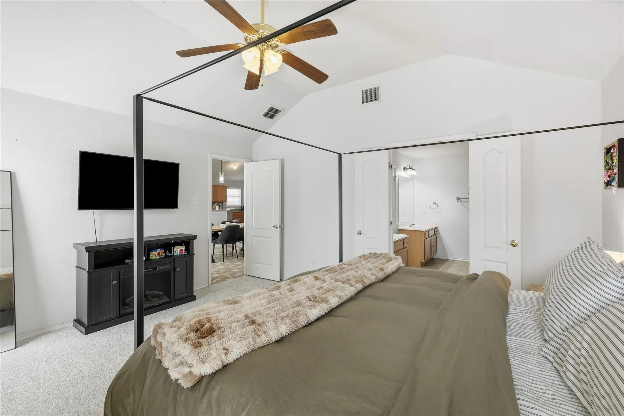 Single Family Residence For Sale in Wise County , 117 Hampton Court, Rhome, Texas 76078, 3 Bedroom, 2 Bathroom, 2 Garage spaces, 1,614 Sqft, built in 2006, mls#21336018, Real Estate Agent in Rhome, Homes For Sale in Wise county, Homes For Sale in Rhome, Realtor in Rhome Texas, Real Estate Brokerage Independent Realty Texas, Luminita Cordes Realtor