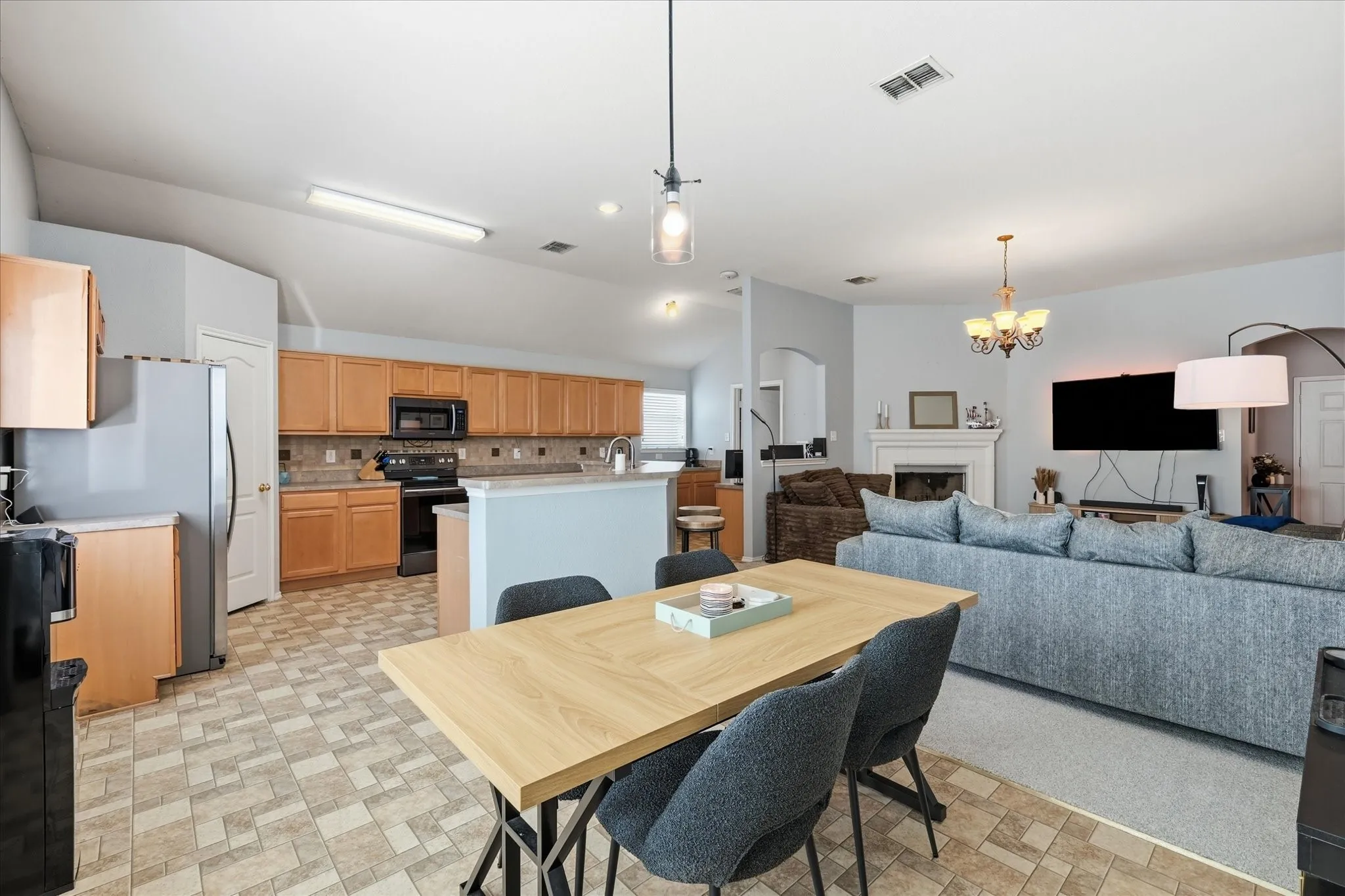 Single Family Residence For Sale in Wise County , 117 Hampton Court, Rhome, Texas 76078, 3 Bedroom, 2 Bathroom, 2 Garage spaces, 1,614 Sqft, built in 2006, mls#21336018, Real Estate Agent in Rhome, Homes For Sale in Wise county, Homes For Sale in Rhome, Realtor in Rhome Texas, Real Estate Brokerage Independent Realty Texas, Luminita Cordes Realtor