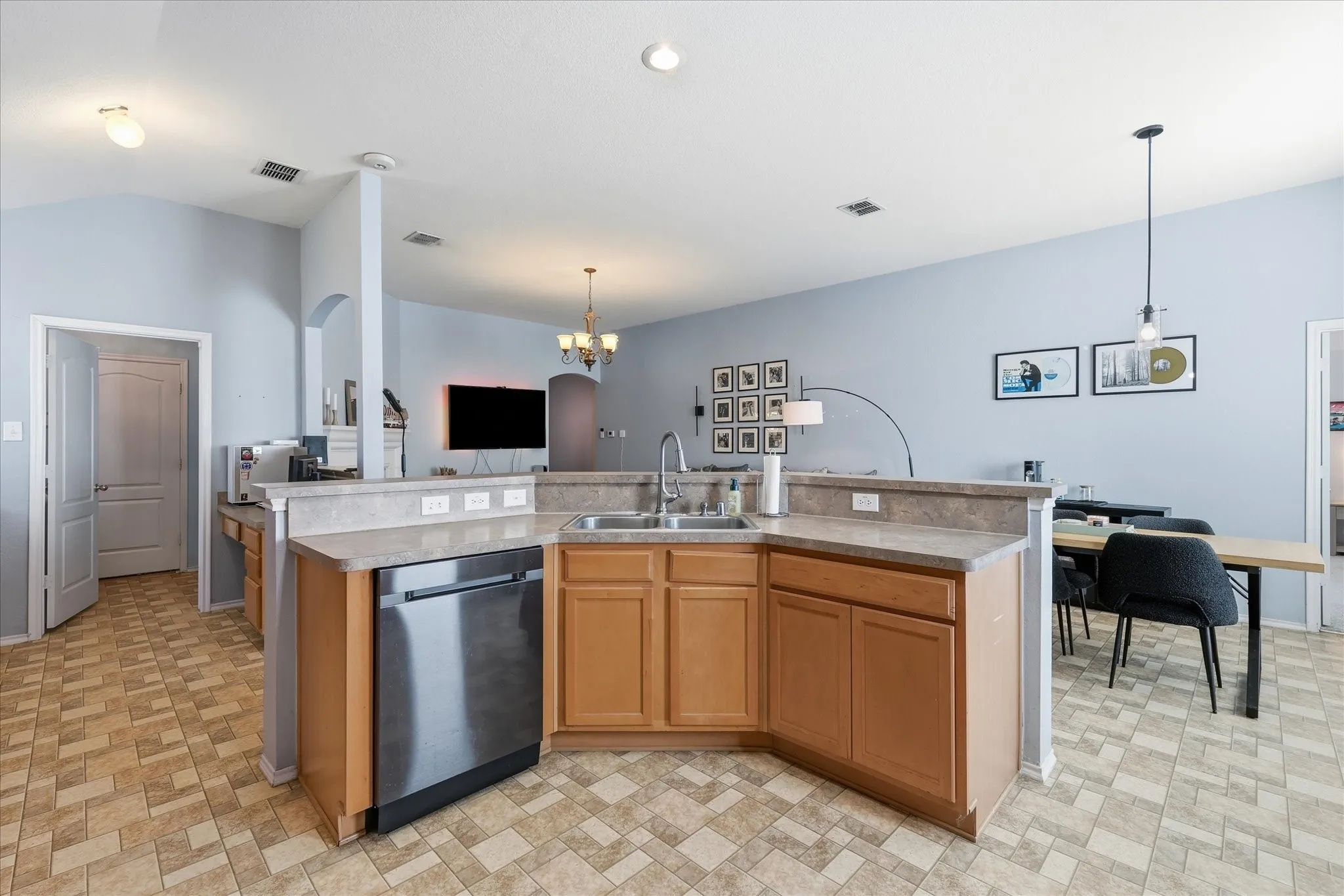 Single Family Residence For Sale in Wise County , 117 Hampton Court, Rhome, Texas 76078, 3 Bedroom, 2 Bathroom, 2 Garage spaces, 1,614 Sqft, built in 2006, mls#21336018, Real Estate Agent in Rhome, Homes For Sale in Wise county, Homes For Sale in Rhome, Realtor in Rhome Texas, Real Estate Brokerage Independent Realty Texas, Luminita Cordes Realtor