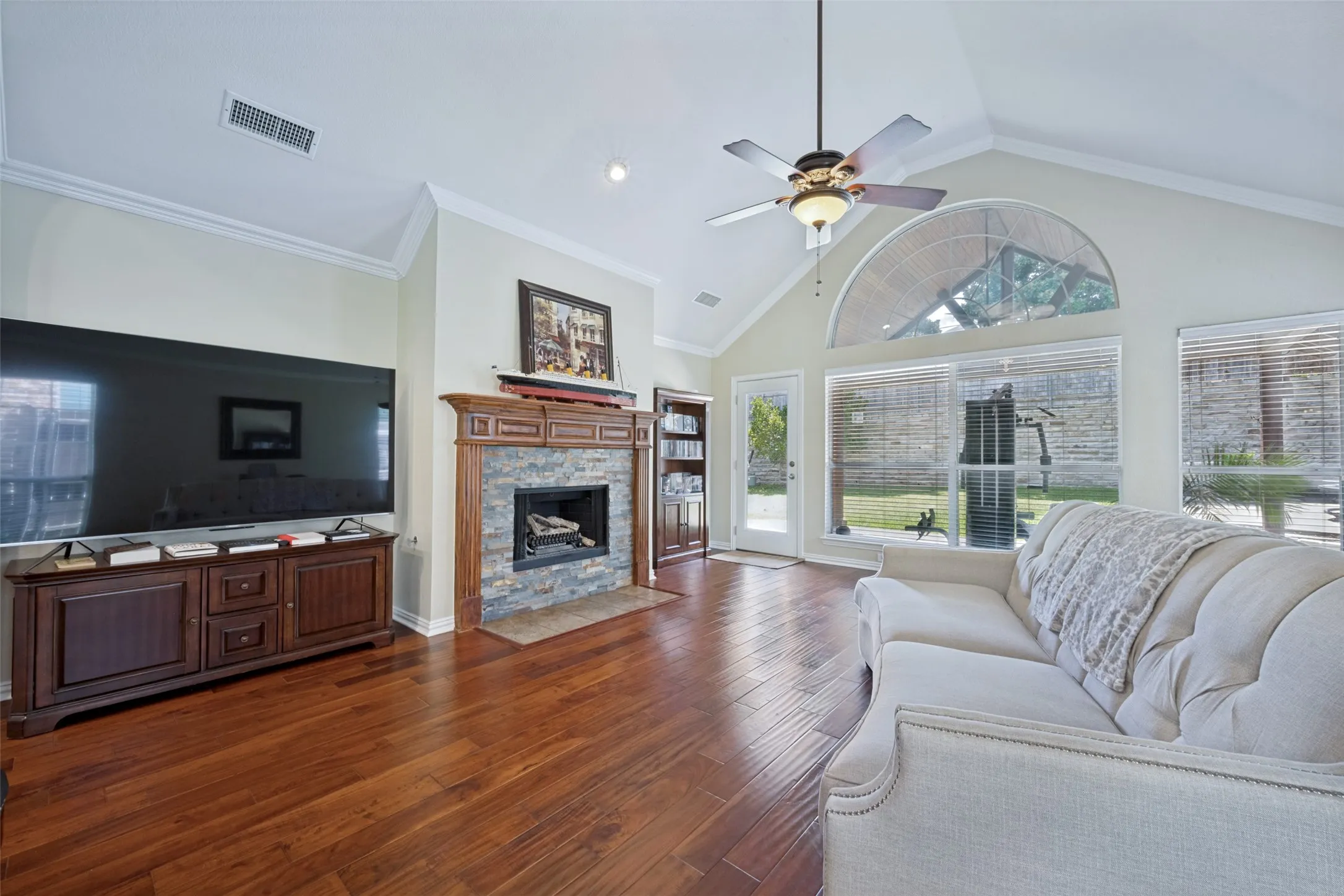 Single Family Residence For Sale in Denton County , 3613 Timothy Drive, Flower Mound, Texas 75022, 3 Bedroom, 2 Bathroom, 2 Garage spaces, 2,127 Sqft, built in 2002, mls#21336027, Real Estate Agent in Flower Mound, Homes For Sale in Denton county, Homes For Sale in Flower Mound, Realtor in Flower Mound Texas, Real Estate Brokerage Independent Realty Texas, Luminita Cordes Realtor