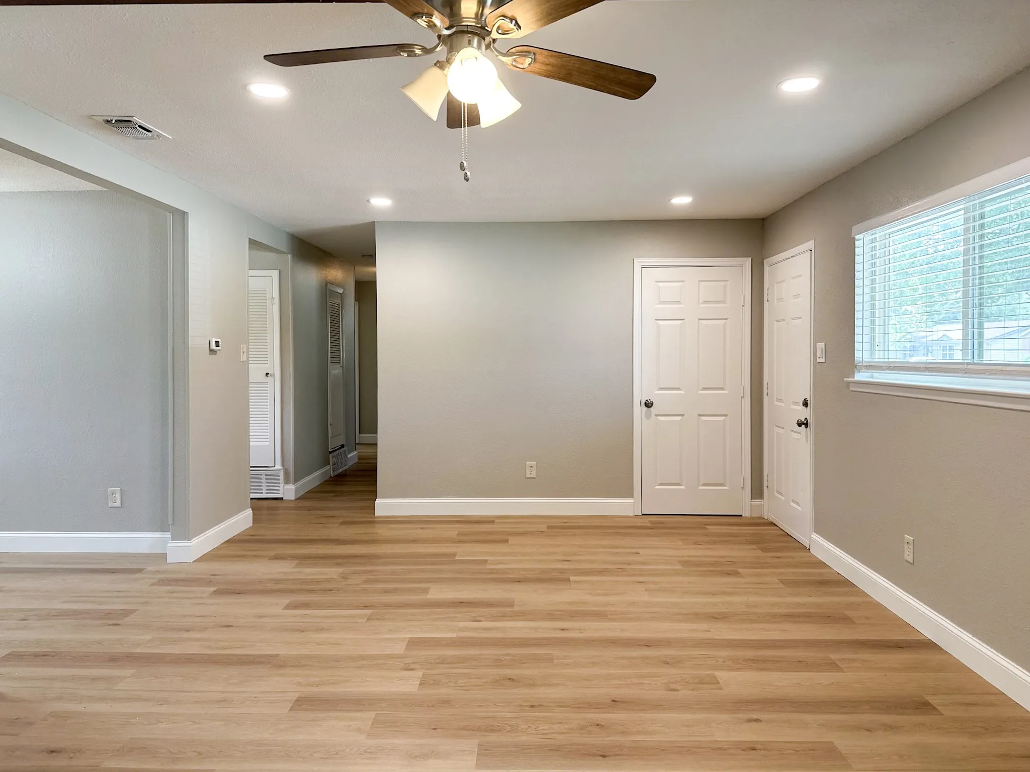Single Family Residence For Rent in Tarrant County , 701 Tanglewood Drive, Hurst, Texas 76053, 3 Bedroom, 2 Bathroom, Garage spaces, 1,410 Sqft, built in 1965, mls#21333668, Real Estate Agent in Hurst, Homes For Rent in Tarrant county, Homes For Rent in Hurst, Realtor in Hurst Texas, Real Estate Brokerage Independent Realty Texas, Luminita Cordes Realtor