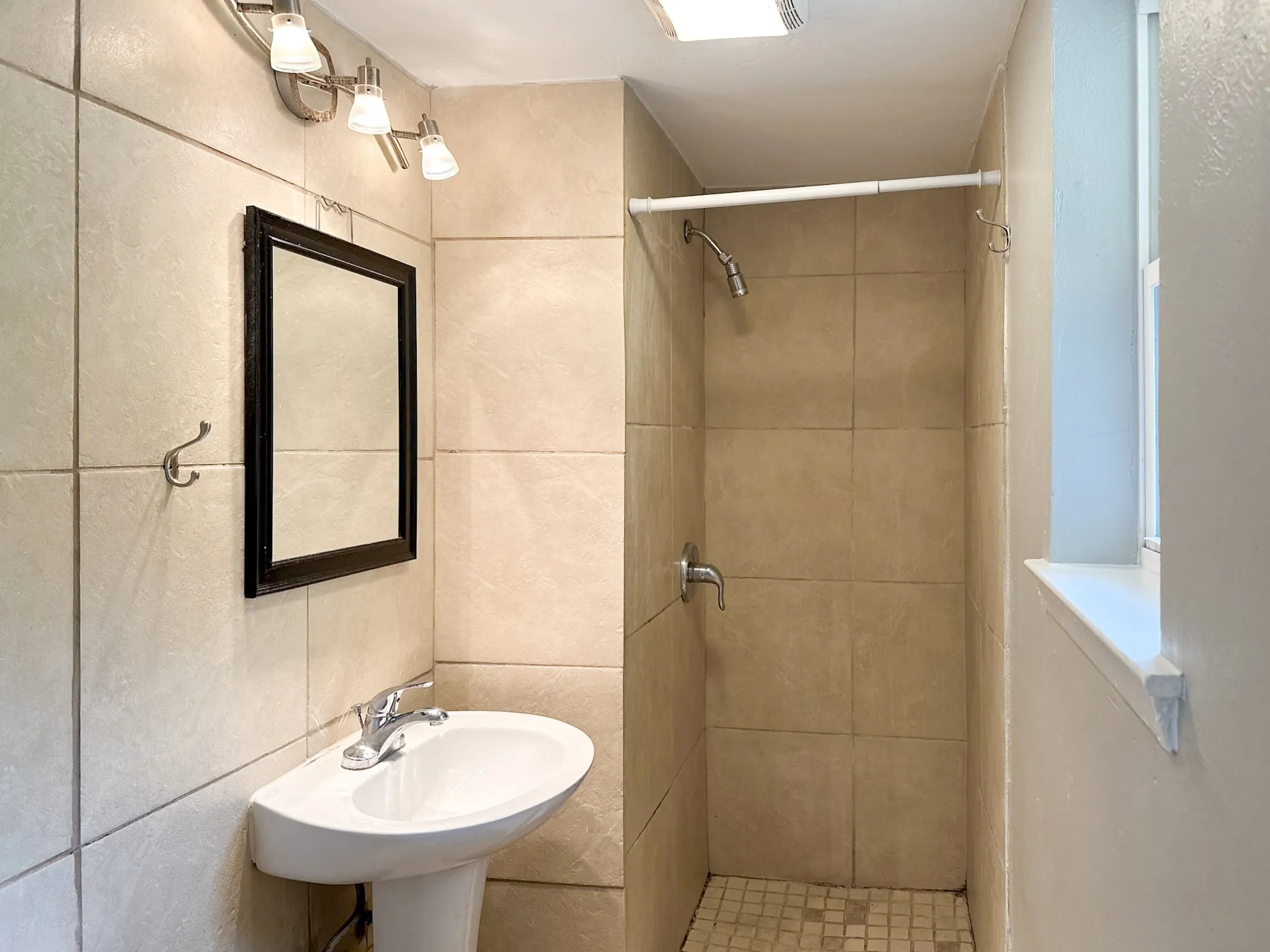 Single Family Residence For Rent in Tarrant County , 701 Tanglewood Drive, Hurst, Texas 76053, 3 Bedroom, 2 Bathroom, Garage spaces, 1,410 Sqft, built in 1965, mls#21333668, Real Estate Agent in Hurst, Homes For Rent in Tarrant county, Homes For Rent in Hurst, Realtor in Hurst Texas, Real Estate Brokerage Independent Realty Texas, Luminita Cordes Realtor