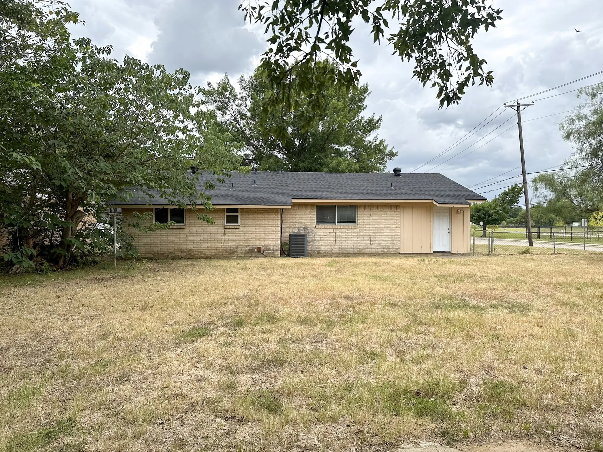 Single Family Residence For Rent in Tarrant County , 701 Tanglewood Drive, Hurst, Texas 76053, 3 Bedroom, 2 Bathroom, Garage spaces, 1,410 Sqft, built in 1965, mls#21333668, Real Estate Agent in Hurst, Homes For Rent in Tarrant county, Homes For Rent in Hurst, Realtor in Hurst Texas, Real Estate Brokerage Independent Realty Texas, Luminita Cordes Realtor