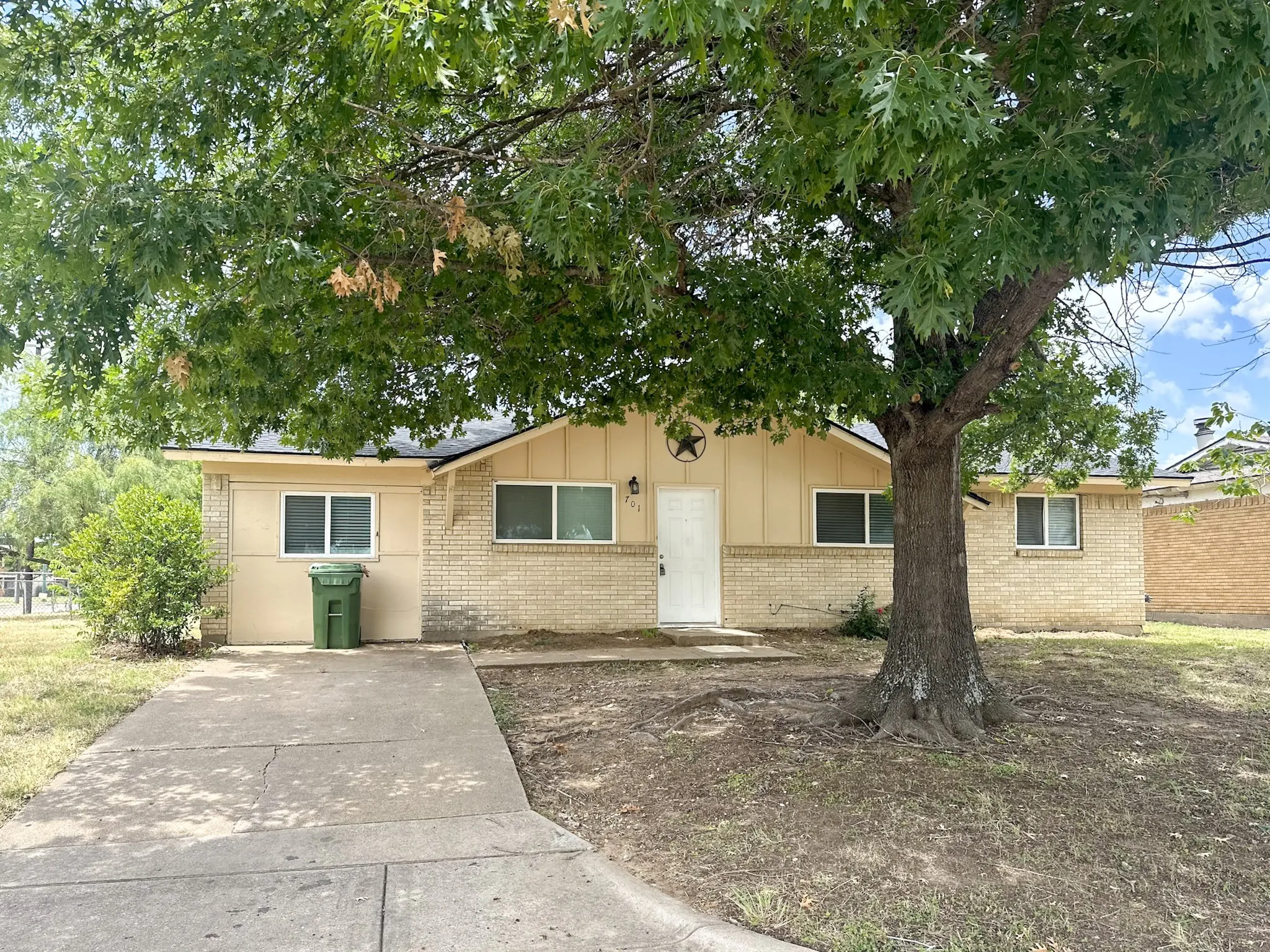 Single Family Residence For Rent in Tarrant County , 701 Tanglewood Drive, Hurst, Texas 76053, 3 Bedroom, 2 Bathroom, Garage spaces, 1,410 Sqft, built in 1965, mls#21333668, Real Estate Agent in Hurst, Homes For Rent in Tarrant county, Homes For Rent in Hurst, Realtor in Hurst Texas, Real Estate Brokerage Independent Realty Texas, Luminita Cordes Realtor