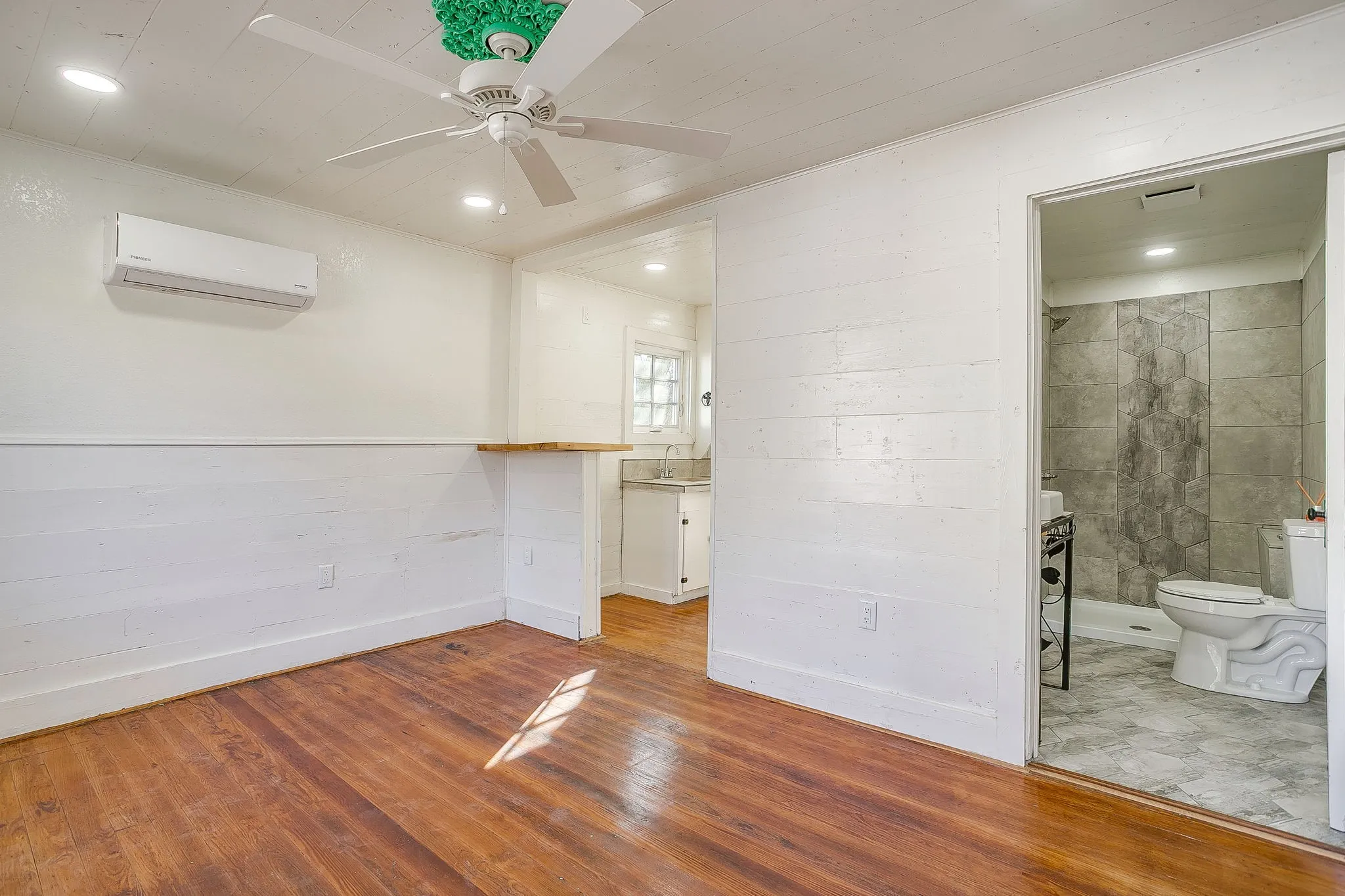 Single Family Residence For Sale in Jack County , 619 W Live Oak Street, Jacksboro, Texas 76458, 3 Bedroom, 2 Bathroom, Garage spaces, 2,032 Sqft, built in 1930, mls#21336024, Real Estate Agent in Jacksboro, Homes For Sale in Jack county, Homes For Sale in Jacksboro, Realtor in Jacksboro Texas, Real Estate Brokerage Independent Realty Texas, Luminita Cordes Realtor