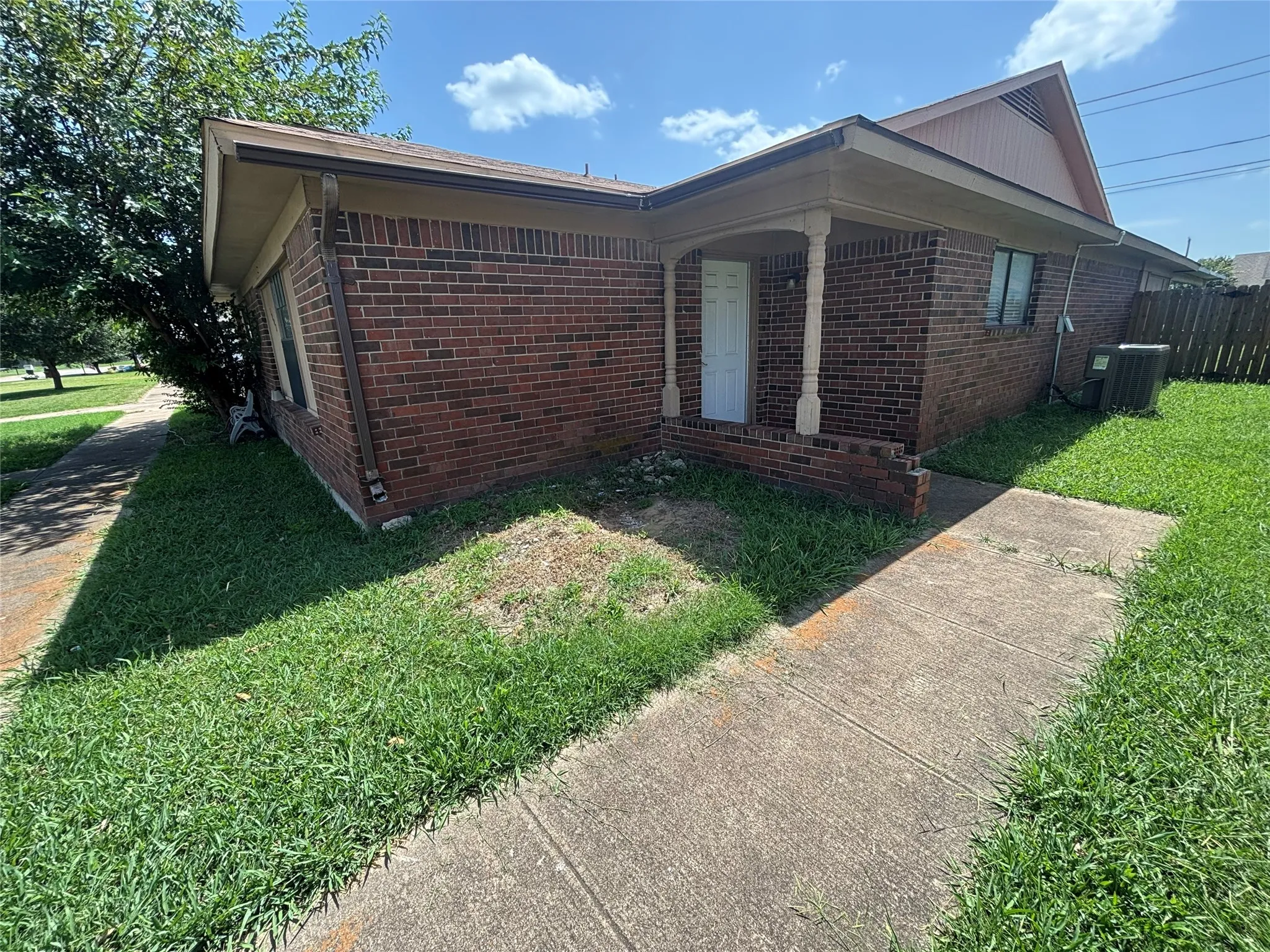 Duplex For Rent in Tarrant County , 1008 Poplar Street 1008, Benbrook, Texas 76126, 2 Bedroom, 2 Bathroom, Garage spaces, 1,300 Sqft, built in 1979, mls#21326037, Real Estate Agent in Benbrook, Homes For Rent in Tarrant county, Homes For Rent in Benbrook, Realtor in Benbrook Texas, Real Estate Brokerage Independent Realty Texas, Luminita Cordes Realtor