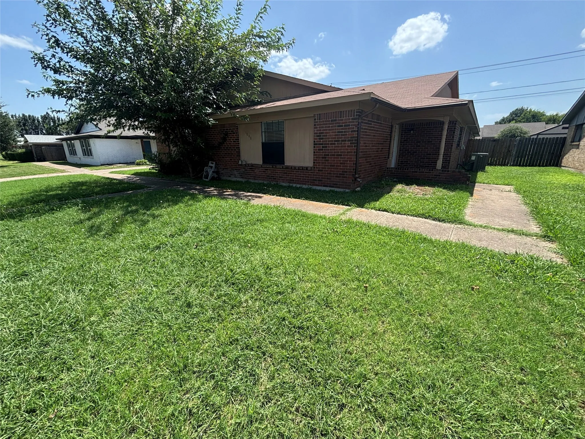 Duplex For Rent in Tarrant County , 1008 Poplar Street 1008, Benbrook, Texas 76126, 2 Bedroom, 2 Bathroom, Garage spaces, 1,300 Sqft, built in 1979, mls#21326037, Real Estate Agent in Benbrook, Homes For Rent in Tarrant county, Homes For Rent in Benbrook, Realtor in Benbrook Texas, Real Estate Brokerage Independent Realty Texas, Luminita Cordes Realtor