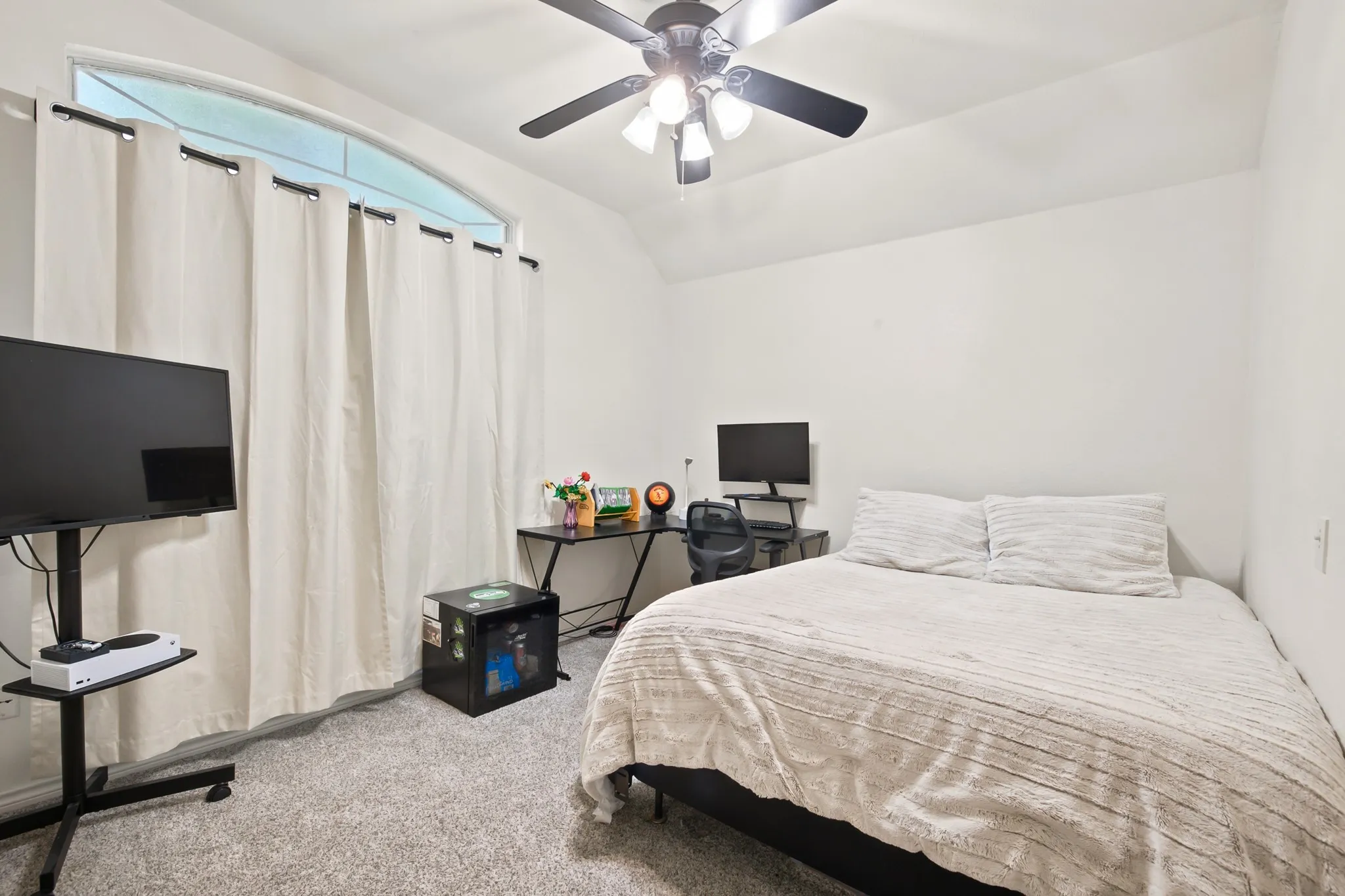 Single Family Residence For Sale in Denton County , 2916 Shadow Oak Court, Flower Mound, Texas 75028, 4 Bedroom, 2 Bathroom, 2 Garage spaces, 2,330 Sqft, built in 1991, mls#21318372, Real Estate Agent in Flower Mound, Homes For Sale in Denton county, Homes For Sale in Flower Mound, Realtor in Flower Mound Texas, Real Estate Brokerage Independent Realty Texas, Luminita Cordes Realtor