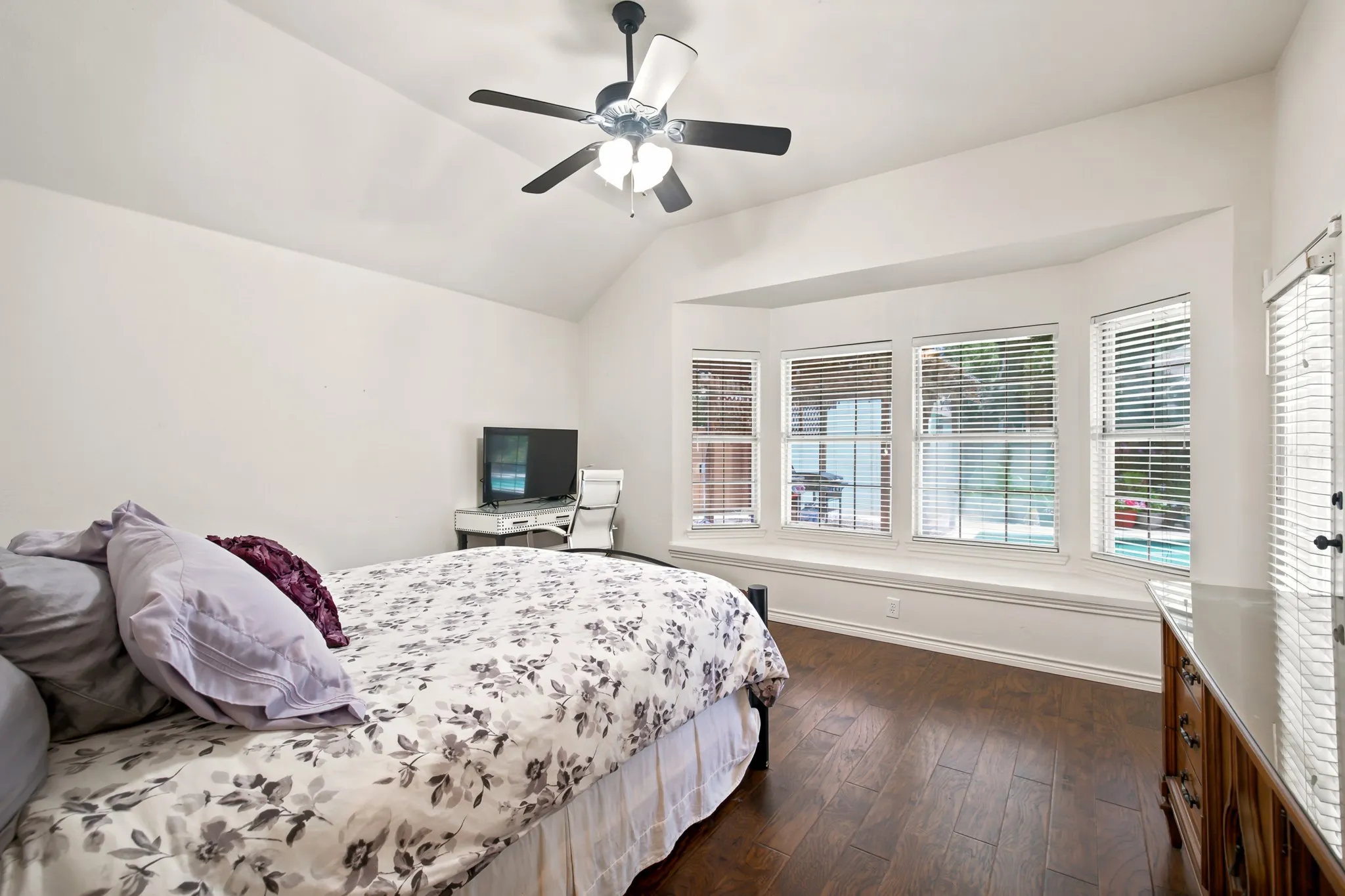 Single Family Residence For Sale in Denton County , 2916 Shadow Oak Court, Flower Mound, Texas 75028, 4 Bedroom, 2 Bathroom, 2 Garage spaces, 2,330 Sqft, built in 1991, mls#21318372, Real Estate Agent in Flower Mound, Homes For Sale in Denton county, Homes For Sale in Flower Mound, Realtor in Flower Mound Texas, Real Estate Brokerage Independent Realty Texas, Luminita Cordes Realtor