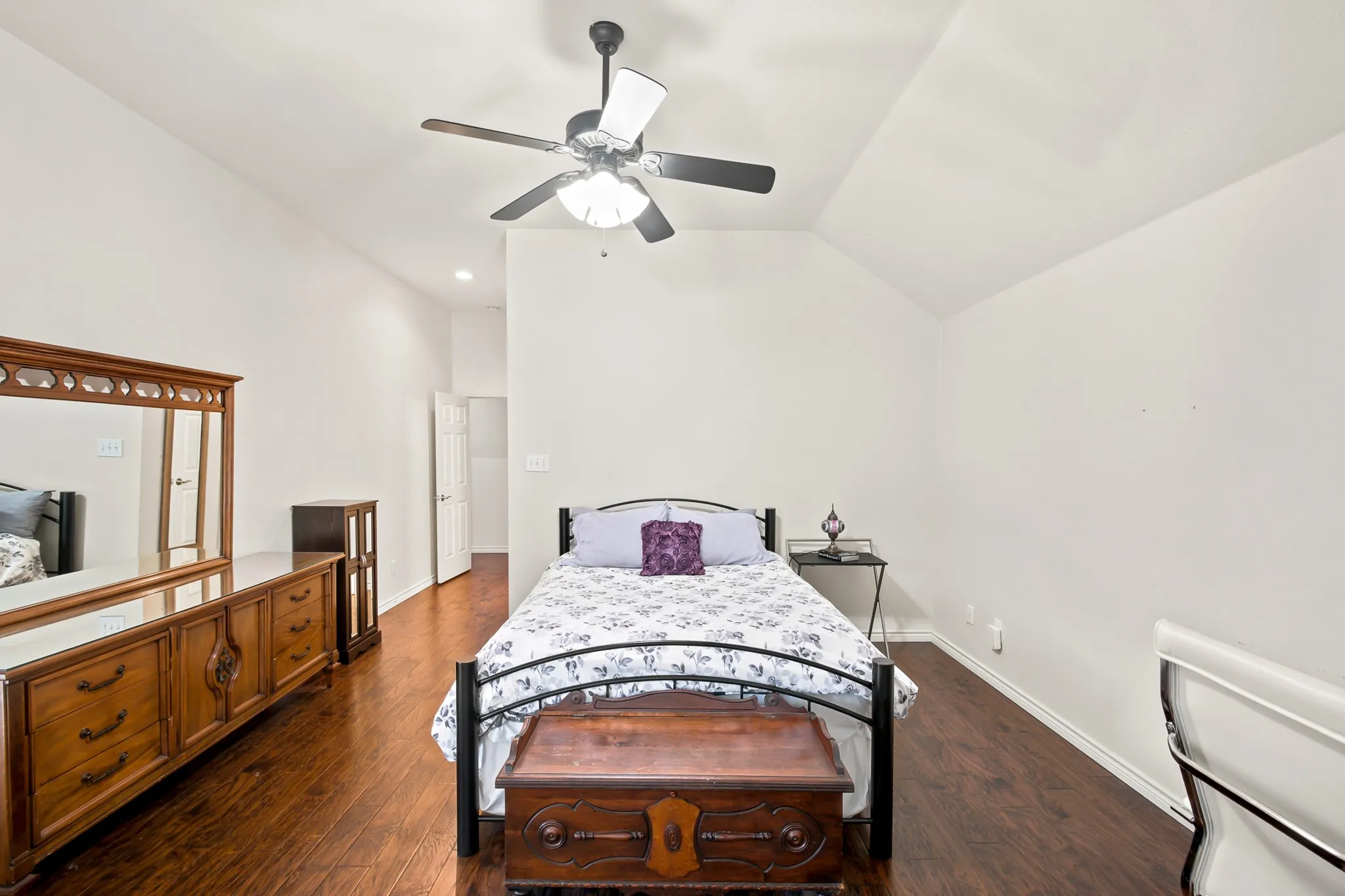 Single Family Residence For Sale in Denton County , 2916 Shadow Oak Court, Flower Mound, Texas 75028, 4 Bedroom, 2 Bathroom, 2 Garage spaces, 2,330 Sqft, built in 1991, mls#21318372, Real Estate Agent in Flower Mound, Homes For Sale in Denton county, Homes For Sale in Flower Mound, Realtor in Flower Mound Texas, Real Estate Brokerage Independent Realty Texas, Luminita Cordes Realtor