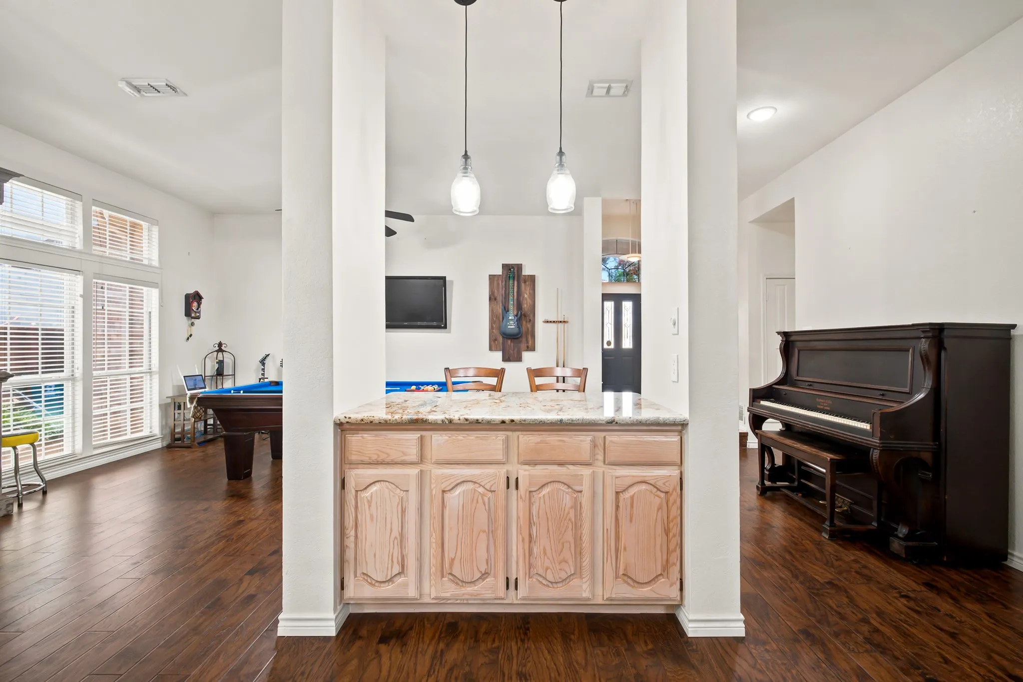 Single Family Residence For Sale in Denton County , 2916 Shadow Oak Court, Flower Mound, Texas 75028, 4 Bedroom, 2 Bathroom, 2 Garage spaces, 2,330 Sqft, built in 1991, mls#21318372, Real Estate Agent in Flower Mound, Homes For Sale in Denton county, Homes For Sale in Flower Mound, Realtor in Flower Mound Texas, Real Estate Brokerage Independent Realty Texas, Luminita Cordes Realtor