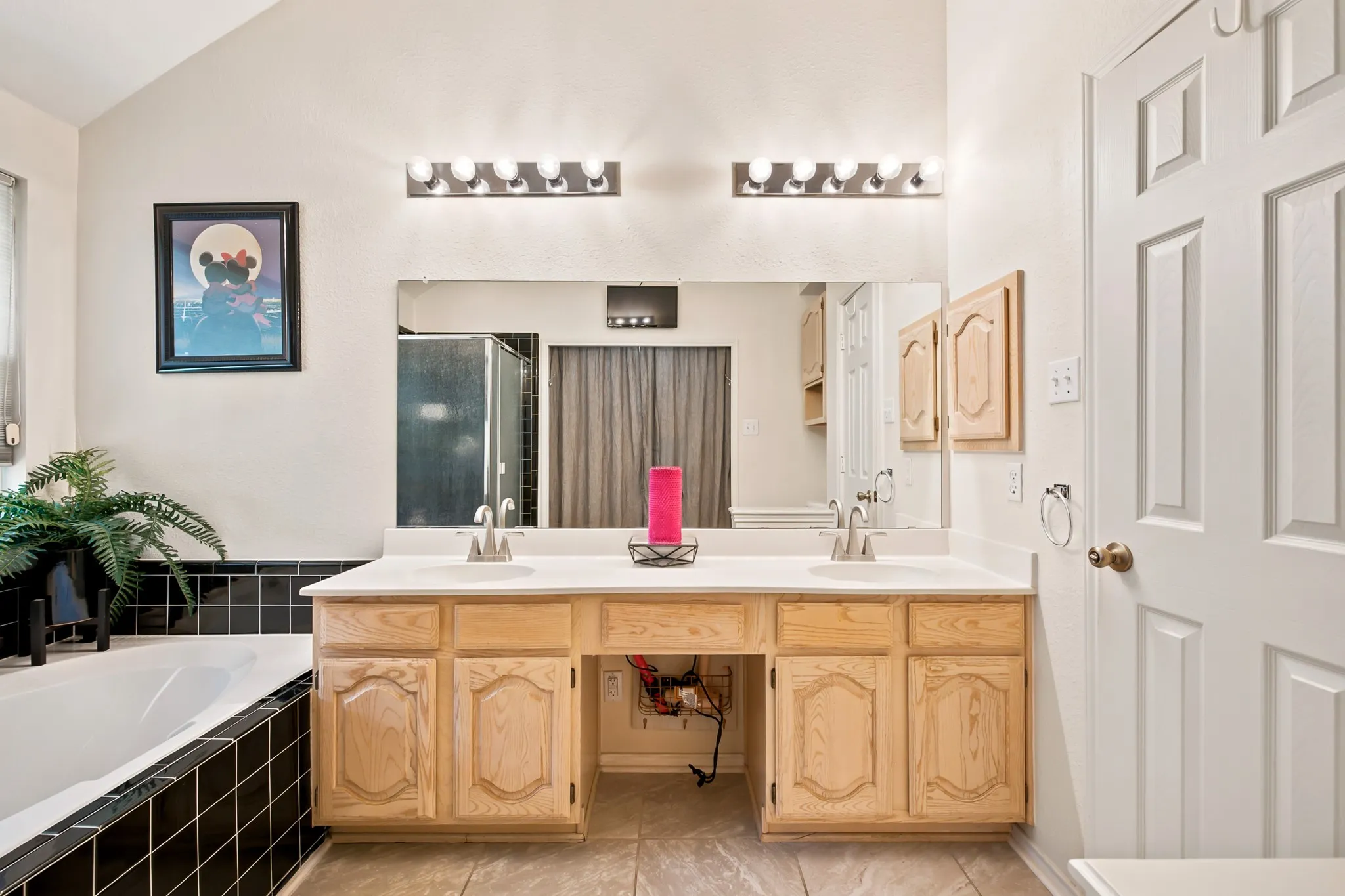 Single Family Residence For Sale in Denton County , 2916 Shadow Oak Court, Flower Mound, Texas 75028, 4 Bedroom, 2 Bathroom, 2 Garage spaces, 2,330 Sqft, built in 1991, mls#21318372, Real Estate Agent in Flower Mound, Homes For Sale in Denton county, Homes For Sale in Flower Mound, Realtor in Flower Mound Texas, Real Estate Brokerage Independent Realty Texas, Luminita Cordes Realtor