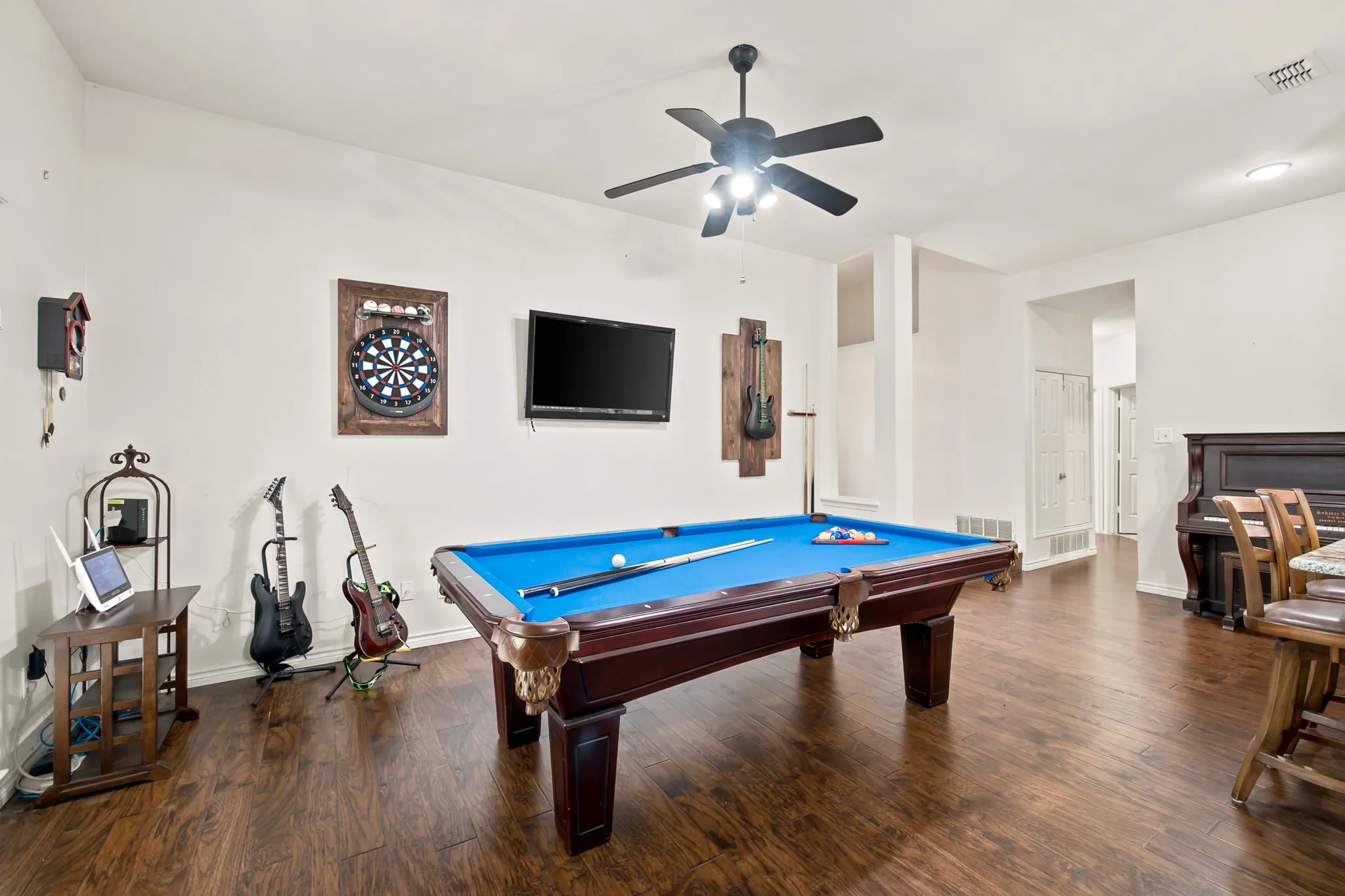 Single Family Residence For Sale in Denton County , 2916 Shadow Oak Court, Flower Mound, Texas 75028, 4 Bedroom, 2 Bathroom, 2 Garage spaces, 2,330 Sqft, built in 1991, mls#21318372, Real Estate Agent in Flower Mound, Homes For Sale in Denton county, Homes For Sale in Flower Mound, Realtor in Flower Mound Texas, Real Estate Brokerage Independent Realty Texas, Luminita Cordes Realtor