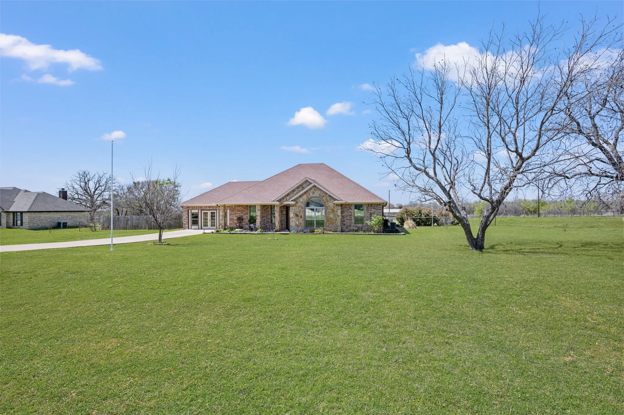 Single Family Residence For Sale in Parker County , 169 Savannah Drive, Weatherford, Texas 76087, 3 Bedroom, 2 Bathroom, 2 Garage spaces, 2,418 Sqft, built in 2014, Price $440,000, mls#21336056, Real Estate Agent in Weatherford, Homes For Sale in Parker county, Homes For Sale in Weatherford, Realtor in Weatherford Texas, Real Estate Brokerage Independent Realty Texas, Luminita Cordes Realtor