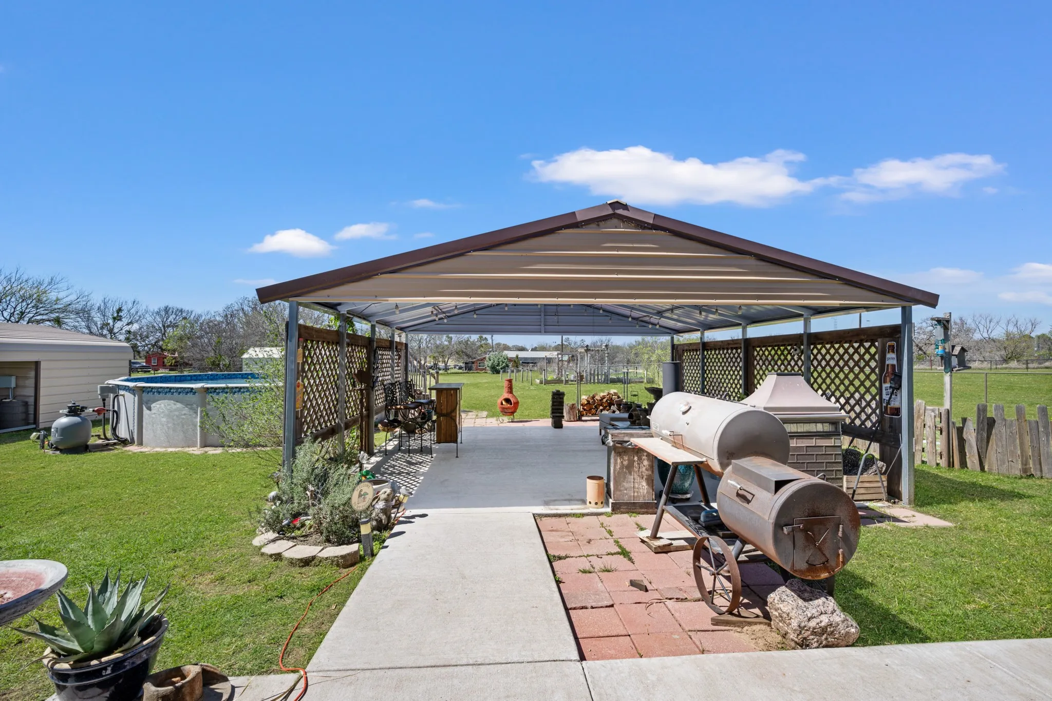Covered patio area excellent space for outdoor entertaining.