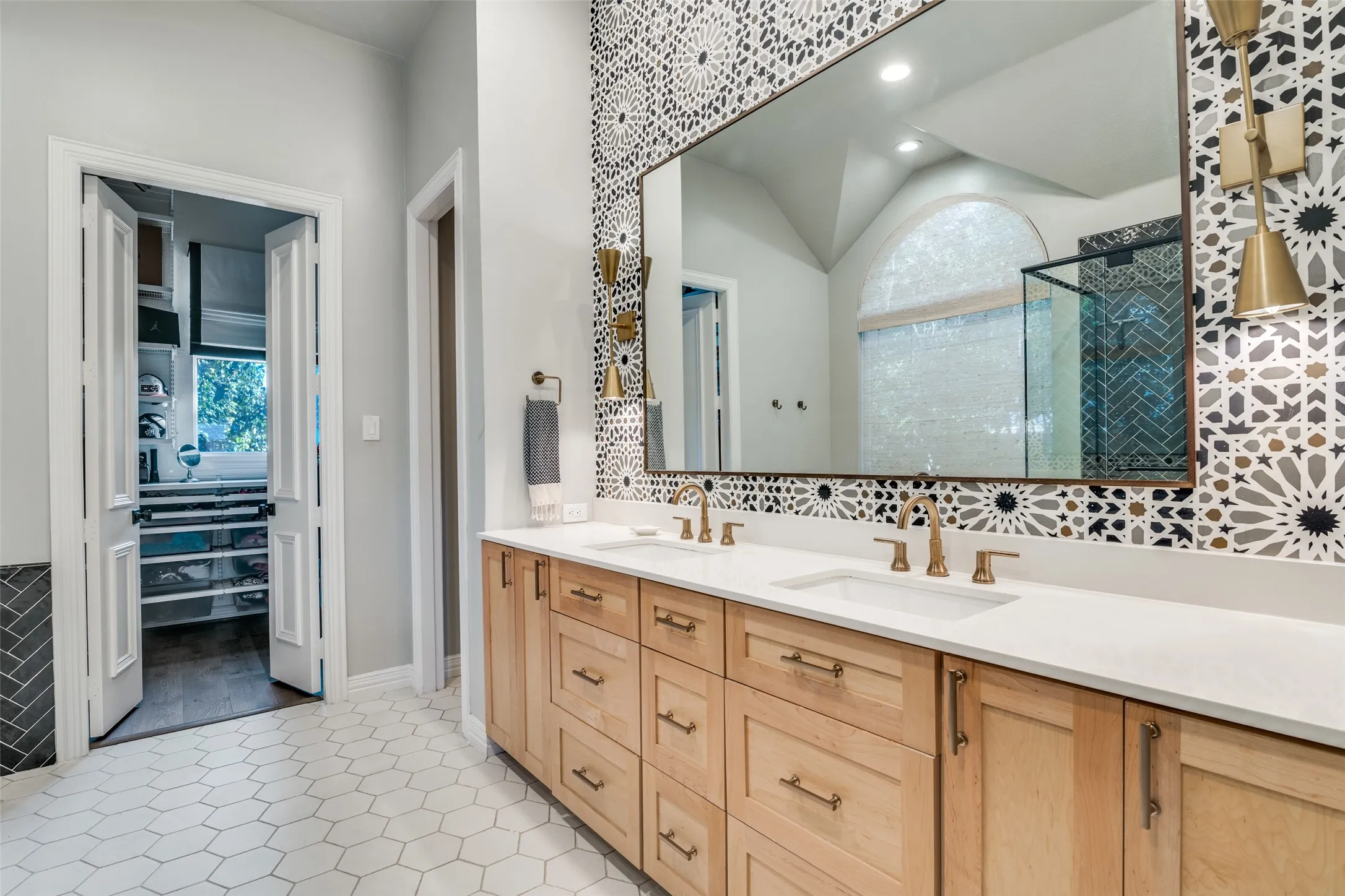 Single Family Residence For Sale in Collin County , 8005 Rosemont Drive, Plano, Texas 75025, 5 Bedroom, 4 Bathroom, 3 Garage spaces, 3,528 Sqft, built in 1997, mls#21335911, Real Estate Agent in Plano, Homes For Sale in Collin county, Homes For Sale in Plano, Realtor in Plano Texas, Real Estate Brokerage Independent Realty Texas, Luminita Cordes Realtor