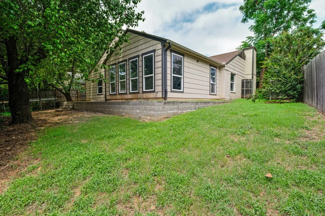 Single Family Residence For Sale in Dallas County , 2325 Warwick Avenue, Grand Prairie, Texas 75052, 4 Bedroom, 2 Bathroom, 2 Garage spaces, 1,986 Sqft, built in 1985, mls#21336080, Real Estate Agent in Grand Prairie, Homes For Sale in Dallas county, Homes For Sale in Grand Prairie, Realtor in Grand Prairie Texas, Real Estate Brokerage Independent Realty Texas, Luminita Cordes Realtor