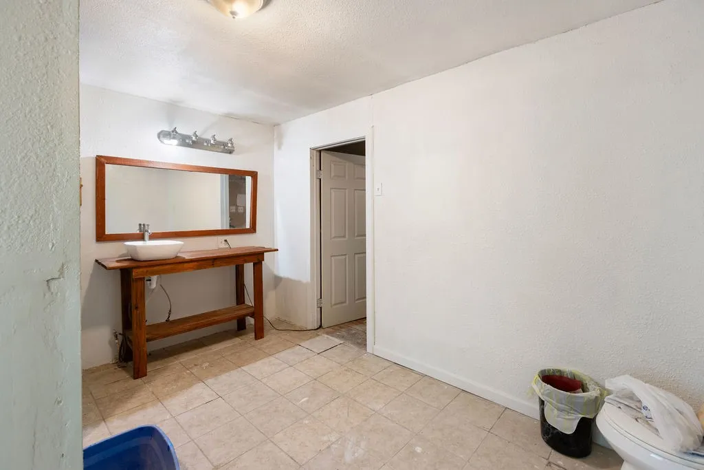 Single Family Residence For Sale in Grayson County , 4779 Sistrunk Street, Sherman, Texas 75090, 5 Bedrooms, 3 Bathrooms, Garage spaces, 3,978 Sqft, built in 1910, Price $225,000, mls#21335404, Real Estate Agent in Sherman, Homes For Sale in Grayson county, Homes For Sale in Sherman, Realtor in Sherman Texas, Real Estate Brokerage Independent Realty Texas, Luminita Cordes Realtor