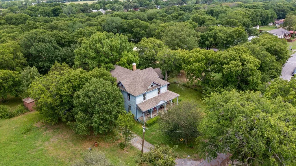 Single Family Residence For Sale in Grayson County , 4779 Sistrunk Street, Sherman, Texas 75090, 5 Bedrooms, 3 Bathrooms, Garage spaces, 3,978 Sqft, built in 1910, Price $225,000, mls#21335404, Real Estate Agent in Sherman, Homes For Sale in Grayson county, Homes For Sale in Sherman, Realtor in Sherman Texas, Real Estate Brokerage Independent Realty Texas, Luminita Cordes Realtor