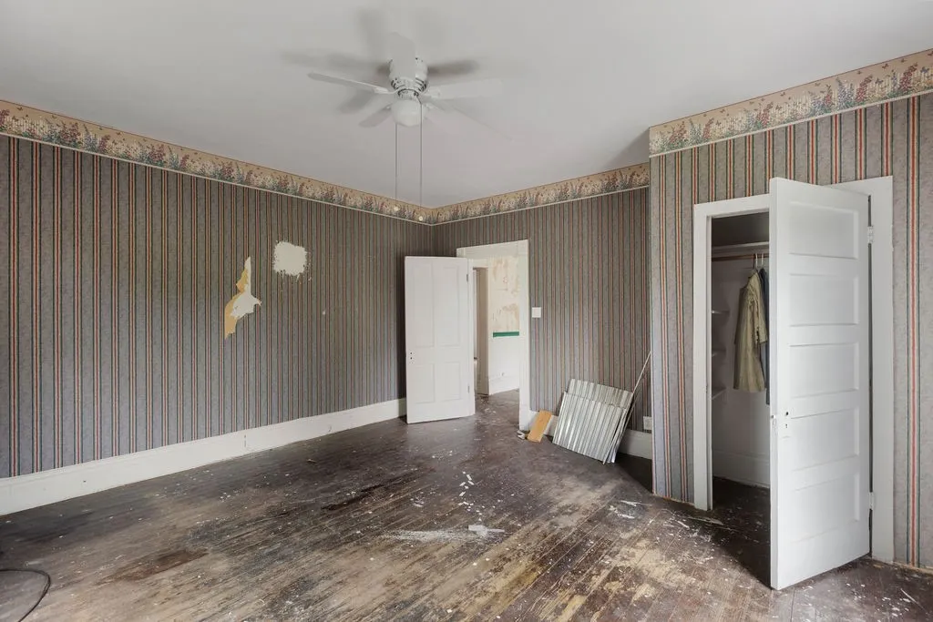 Single Family Residence For Sale in Grayson County , 4779 Sistrunk Street, Sherman, Texas 75090, 5 Bedrooms, 3 Bathrooms, Garage spaces, 3,978 Sqft, built in 1910, Price $225,000, mls#21335404, Real Estate Agent in Sherman, Homes For Sale in Grayson county, Homes For Sale in Sherman, Realtor in Sherman Texas, Real Estate Brokerage Independent Realty Texas, Luminita Cordes Realtor