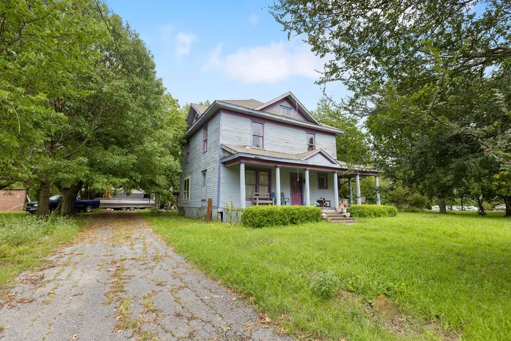 Single Family Residence For Sale in Grayson County , 4779 Sistrunk Street, Sherman, Texas 75090, 5 Bedrooms, 3 Bathrooms, Garage spaces, 3,978 Sqft, built in 1910, Price $225,000, mls#21335404, Real Estate Agent in Sherman, Homes For Sale in Grayson county, Homes For Sale in Sherman, Realtor in Sherman Texas, Real Estate Brokerage Independent Realty Texas, Luminita Cordes Realtor