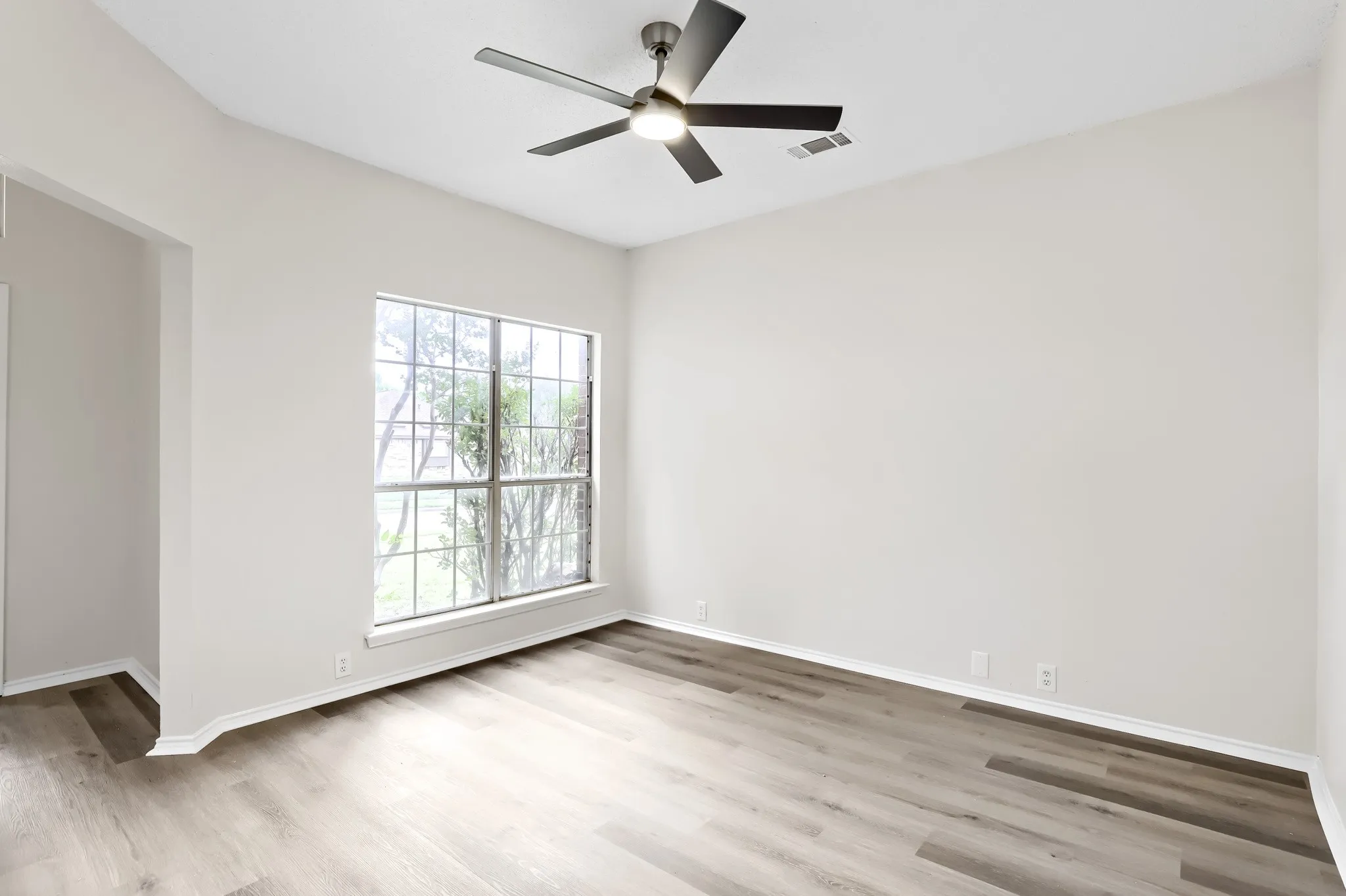 Single Family Residence For Sale in Dallas County , 809 Schrade Trail, Mesquite, Texas 75181, 3 Bedroom, 3 Bathroom, 1 Garage spaces, 1,845 Sqft, built in 1992, mls#21151641, Real Estate Agent in Mesquite, Homes For Sale in Dallas county, Homes For Sale in Mesquite, Realtor in Mesquite Texas, Real Estate Brokerage Independent Realty Texas, Luminita Cordes Realtor