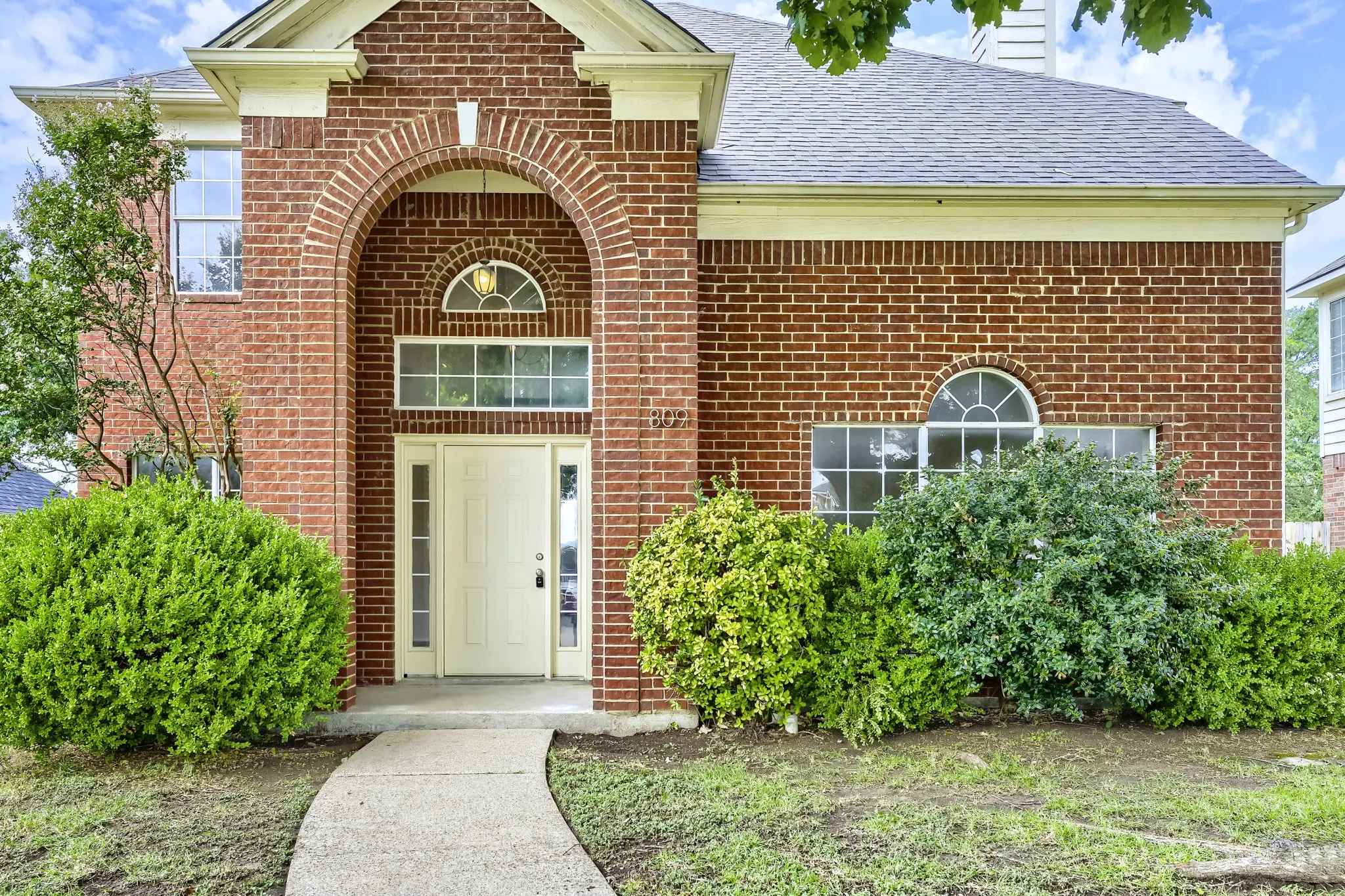 Single Family Residence For Sale in Dallas County , 809 Schrade Trail, Mesquite, Texas 75181, 3 Bedroom, 3 Bathroom, 1 Garage spaces, 1,845 Sqft, built in 1992, mls#21151641, Real Estate Agent in Mesquite, Homes For Sale in Dallas county, Homes For Sale in Mesquite, Realtor in Mesquite Texas, Real Estate Brokerage Independent Realty Texas, Luminita Cordes Realtor