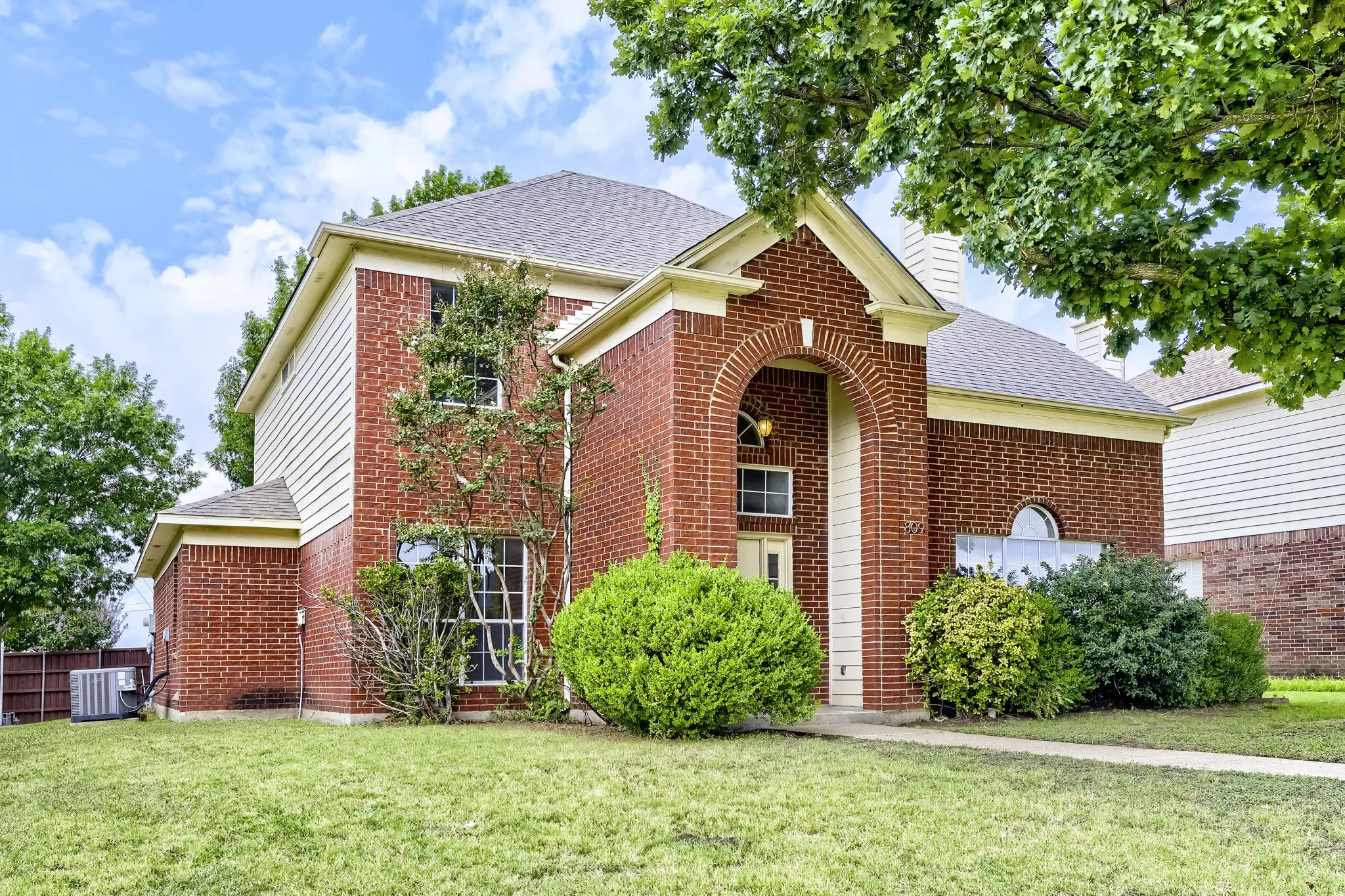 Single Family Residence For Sale in Dallas County , 809 Schrade Trail, Mesquite, Texas 75181, 3 Bedroom, 3 Bathroom, 1 Garage spaces, 1,845 Sqft, built in 1992, mls#21151641, Real Estate Agent in Mesquite, Homes For Sale in Dallas county, Homes For Sale in Mesquite, Realtor in Mesquite Texas, Real Estate Brokerage Independent Realty Texas, Luminita Cordes Realtor