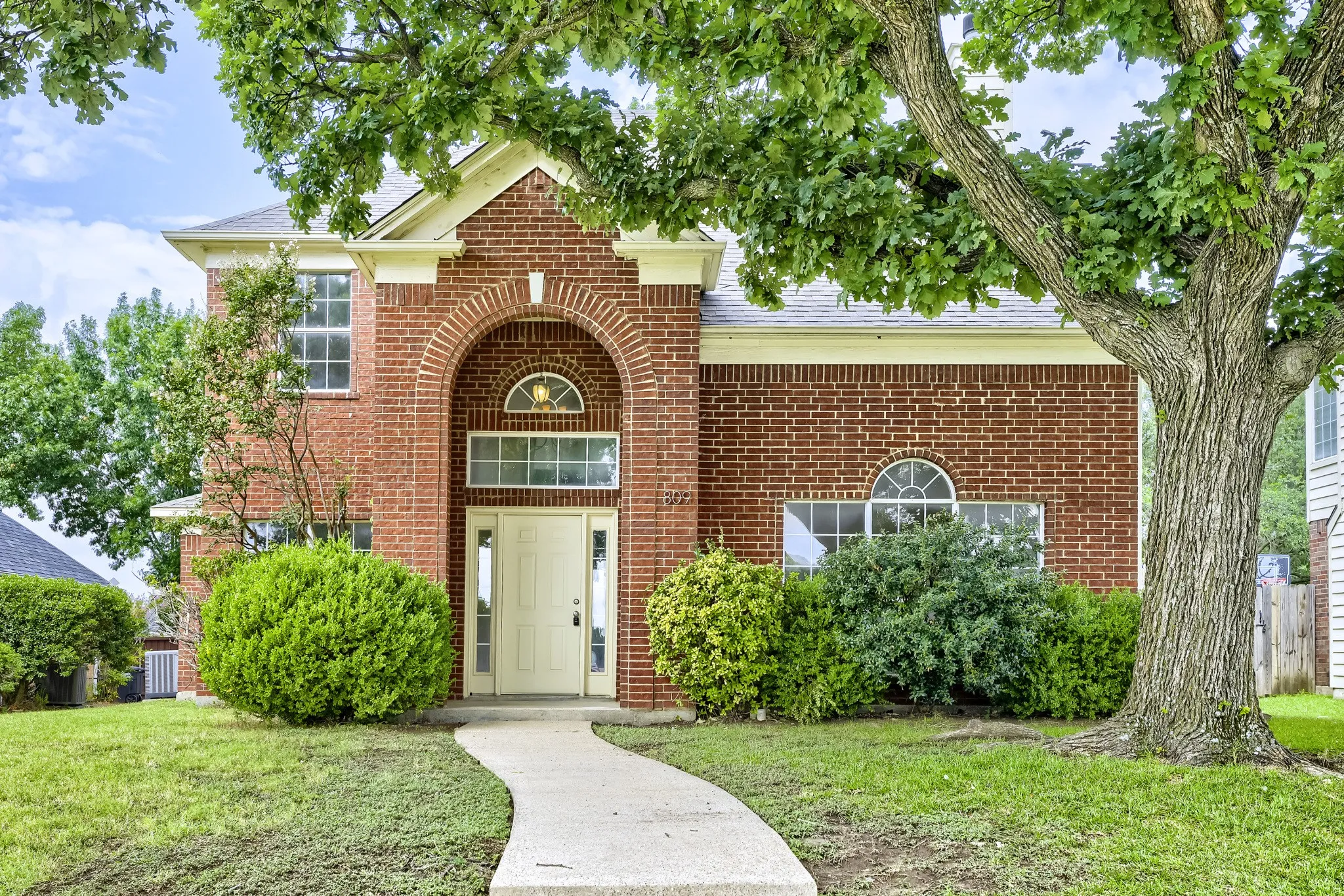 Single Family Residence For Sale in Dallas County , 809 Schrade Trail, Mesquite, Texas 75181, 3 Bedroom, 3 Bathroom, 1 Garage spaces, 1,845 Sqft, built in 1992, mls#21151641, Real Estate Agent in Mesquite, Homes For Sale in Dallas county, Homes For Sale in Mesquite, Realtor in Mesquite Texas, Real Estate Brokerage Independent Realty Texas, Luminita Cordes Realtor