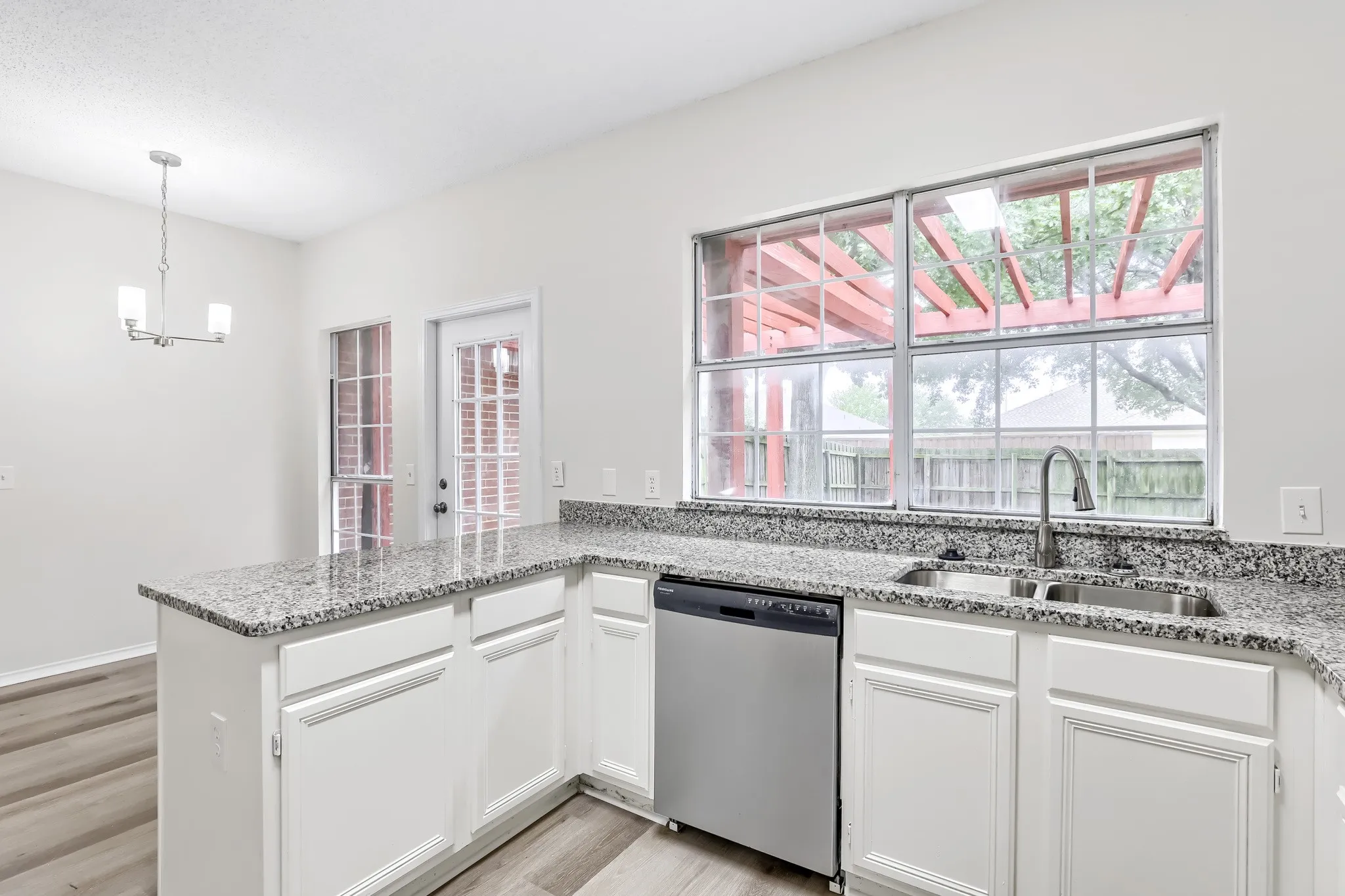 Single Family Residence For Sale in Dallas County , 809 Schrade Trail, Mesquite, Texas 75181, 3 Bedroom, 3 Bathroom, 1 Garage spaces, 1,845 Sqft, built in 1992, mls#21151641, Real Estate Agent in Mesquite, Homes For Sale in Dallas county, Homes For Sale in Mesquite, Realtor in Mesquite Texas, Real Estate Brokerage Independent Realty Texas, Luminita Cordes Realtor