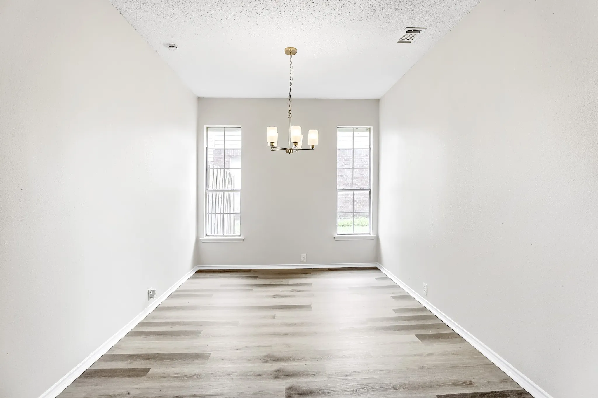 Single Family Residence For Sale in Dallas County , 809 Schrade Trail, Mesquite, Texas 75181, 3 Bedroom, 3 Bathroom, 1 Garage spaces, 1,845 Sqft, built in 1992, mls#21151641, Real Estate Agent in Mesquite, Homes For Sale in Dallas county, Homes For Sale in Mesquite, Realtor in Mesquite Texas, Real Estate Brokerage Independent Realty Texas, Luminita Cordes Realtor