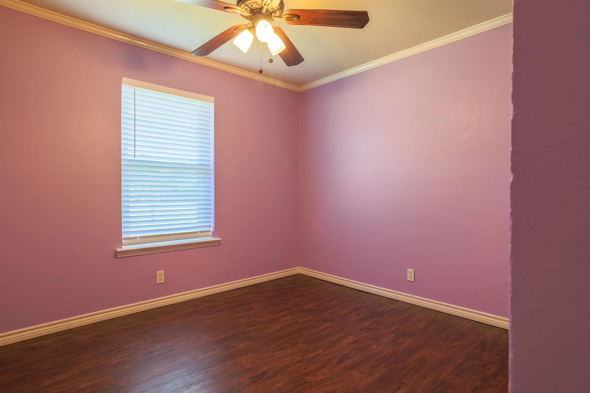 Single Family Residence For Sale in Denton County , 4 Cole Circle, Krum, Texas 76249, 3 Bedroom, 2 Bathroom, 1 Garage spaces, 1,186 Sqft, built in 1983, mls#21336110, Real Estate Agent in Krum, Homes For Sale in Denton county, Homes For Sale in Krum, Realtor in Krum Texas, Real Estate Brokerage Independent Realty Texas, Luminita Cordes Realtor