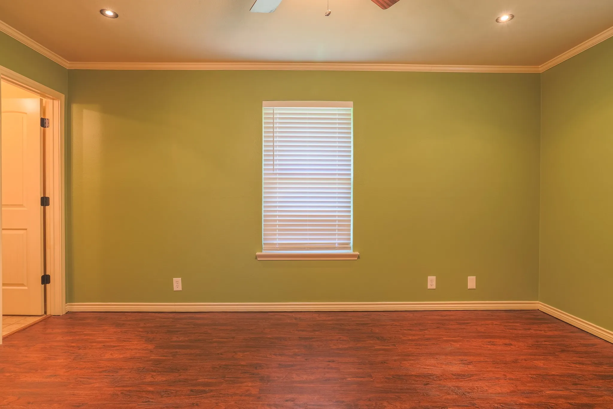 Single Family Residence For Sale in Denton County , 4 Cole Circle, Krum, Texas 76249, 3 Bedroom, 2 Bathroom, 1 Garage spaces, 1,186 Sqft, built in 1983, mls#21336110, Real Estate Agent in Krum, Homes For Sale in Denton county, Homes For Sale in Krum, Realtor in Krum Texas, Real Estate Brokerage Independent Realty Texas, Luminita Cordes Realtor