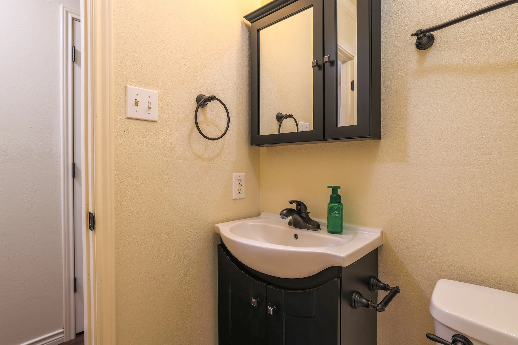 Single Family Residence For Sale in Denton County , 4 Cole Circle, Krum, Texas 76249, 3 Bedroom, 2 Bathroom, 1 Garage spaces, 1,186 Sqft, built in 1983, mls#21336110, Real Estate Agent in Krum, Homes For Sale in Denton county, Homes For Sale in Krum, Realtor in Krum Texas, Real Estate Brokerage Independent Realty Texas, Luminita Cordes Realtor