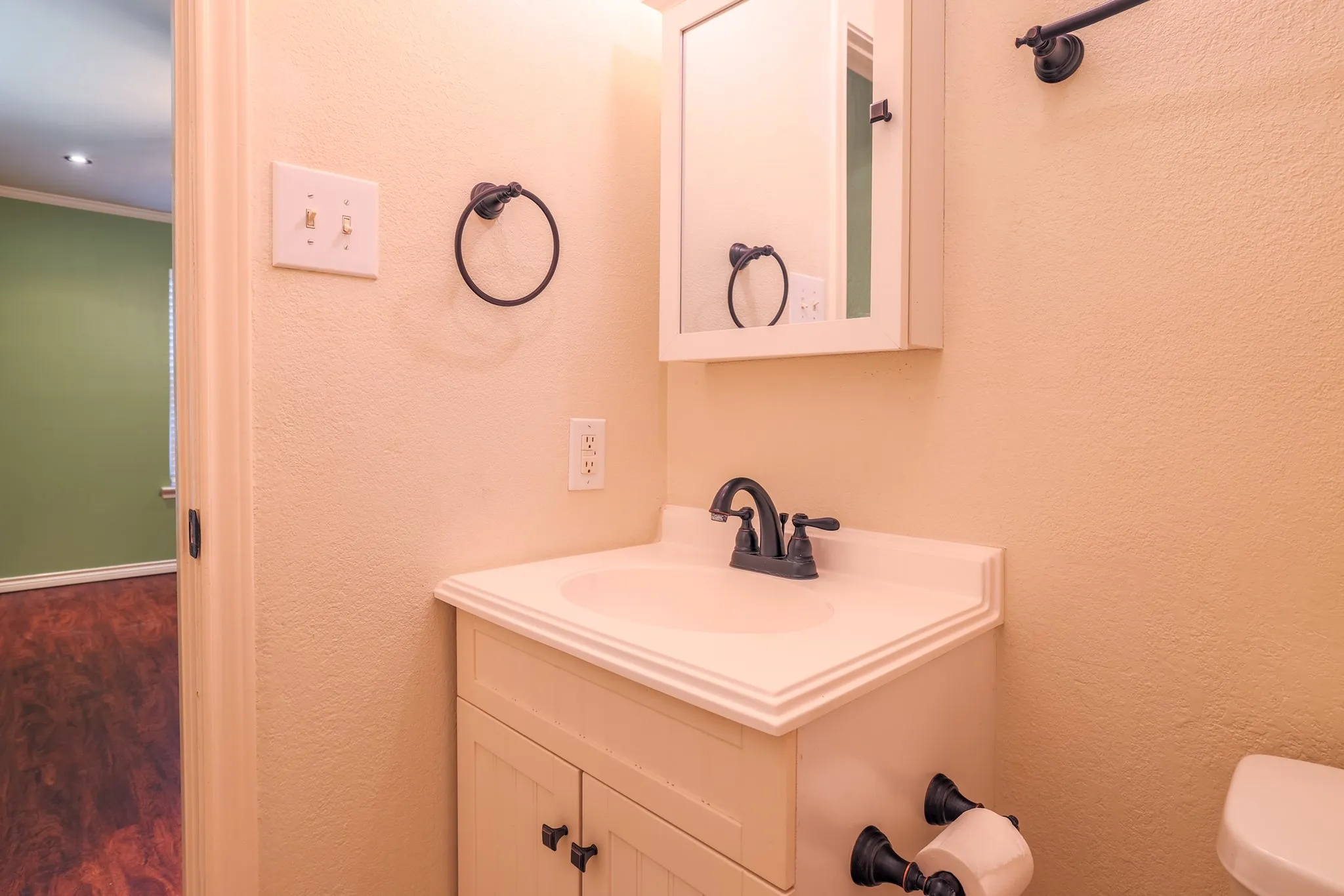 Single Family Residence For Sale in Denton County , 4 Cole Circle, Krum, Texas 76249, 3 Bedroom, 2 Bathroom, 1 Garage spaces, 1,186 Sqft, built in 1983, mls#21336110, Real Estate Agent in Krum, Homes For Sale in Denton county, Homes For Sale in Krum, Realtor in Krum Texas, Real Estate Brokerage Independent Realty Texas, Luminita Cordes Realtor
