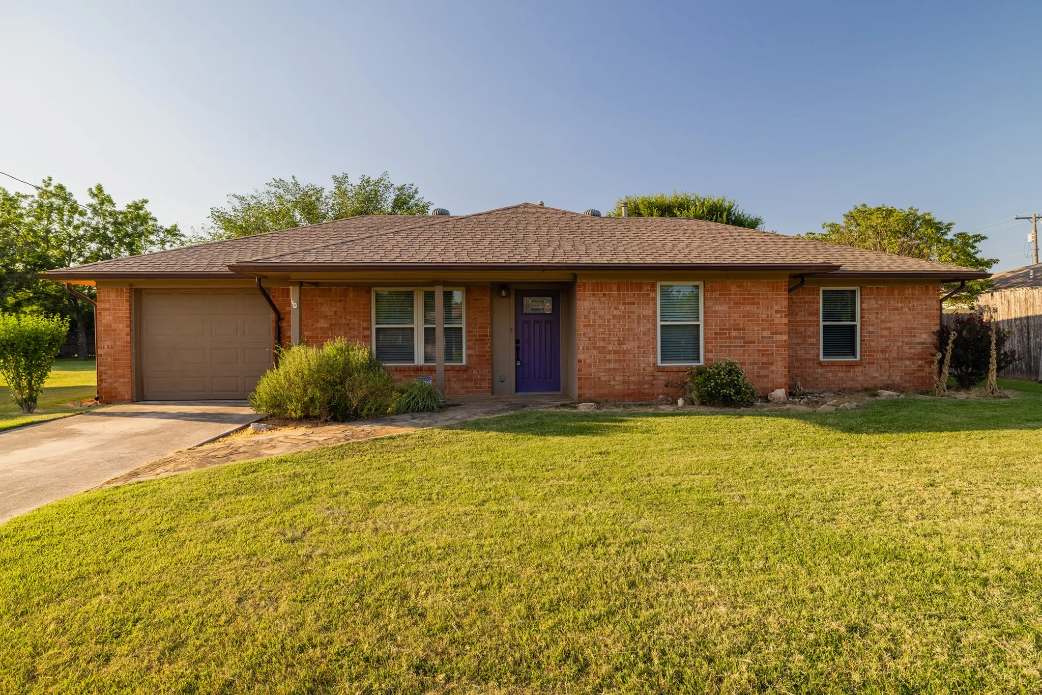 Single Family Residence For Sale in Denton County , 4 Cole Circle, Krum, Texas 76249, 3 Bedroom, 2 Bathroom, 1 Garage spaces, 1,186 Sqft, built in 1983, mls#21336110, Real Estate Agent in Krum, Homes For Sale in Denton county, Homes For Sale in Krum, Realtor in Krum Texas, Real Estate Brokerage Independent Realty Texas, Luminita Cordes Realtor