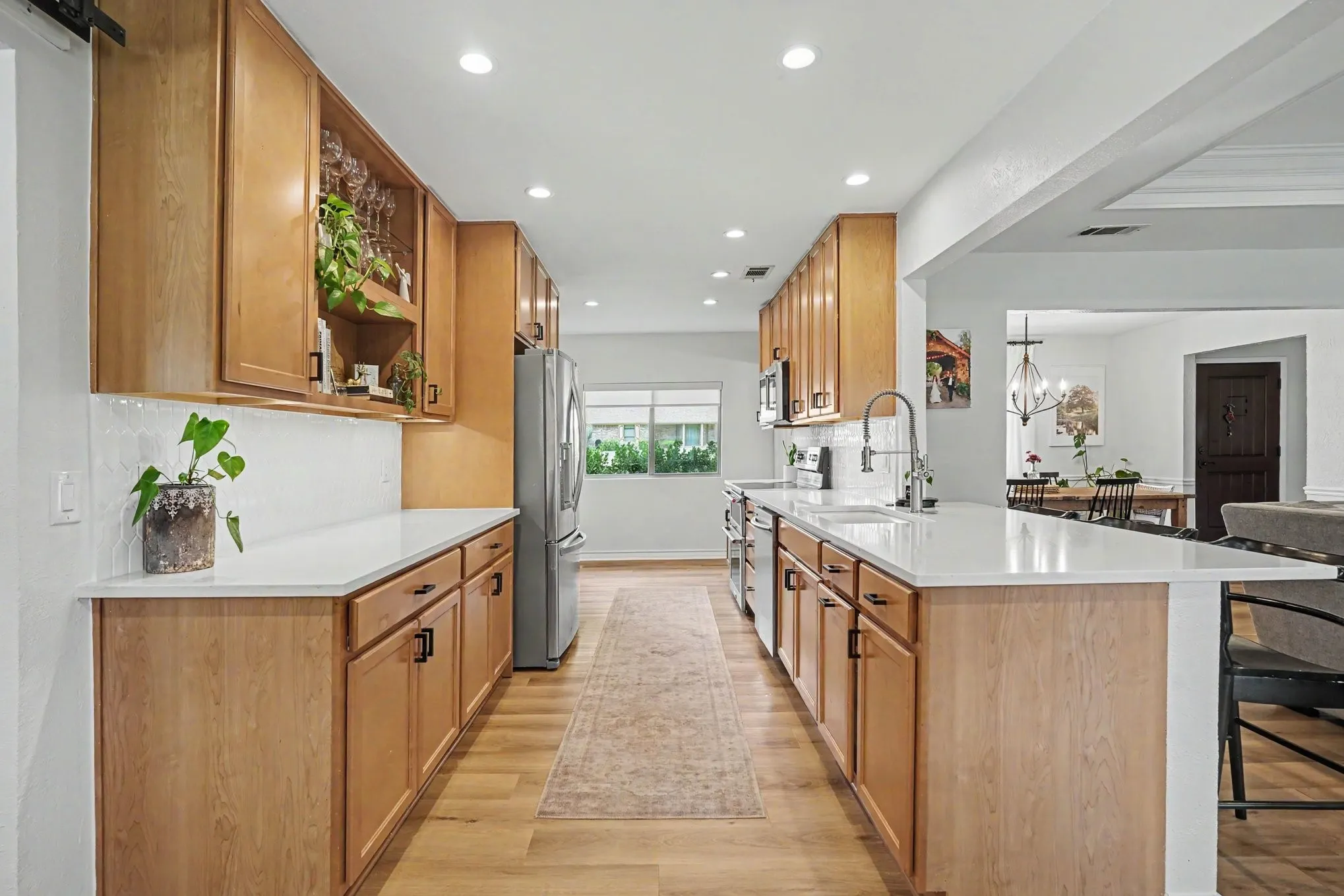 Farm house sink with modern faucet